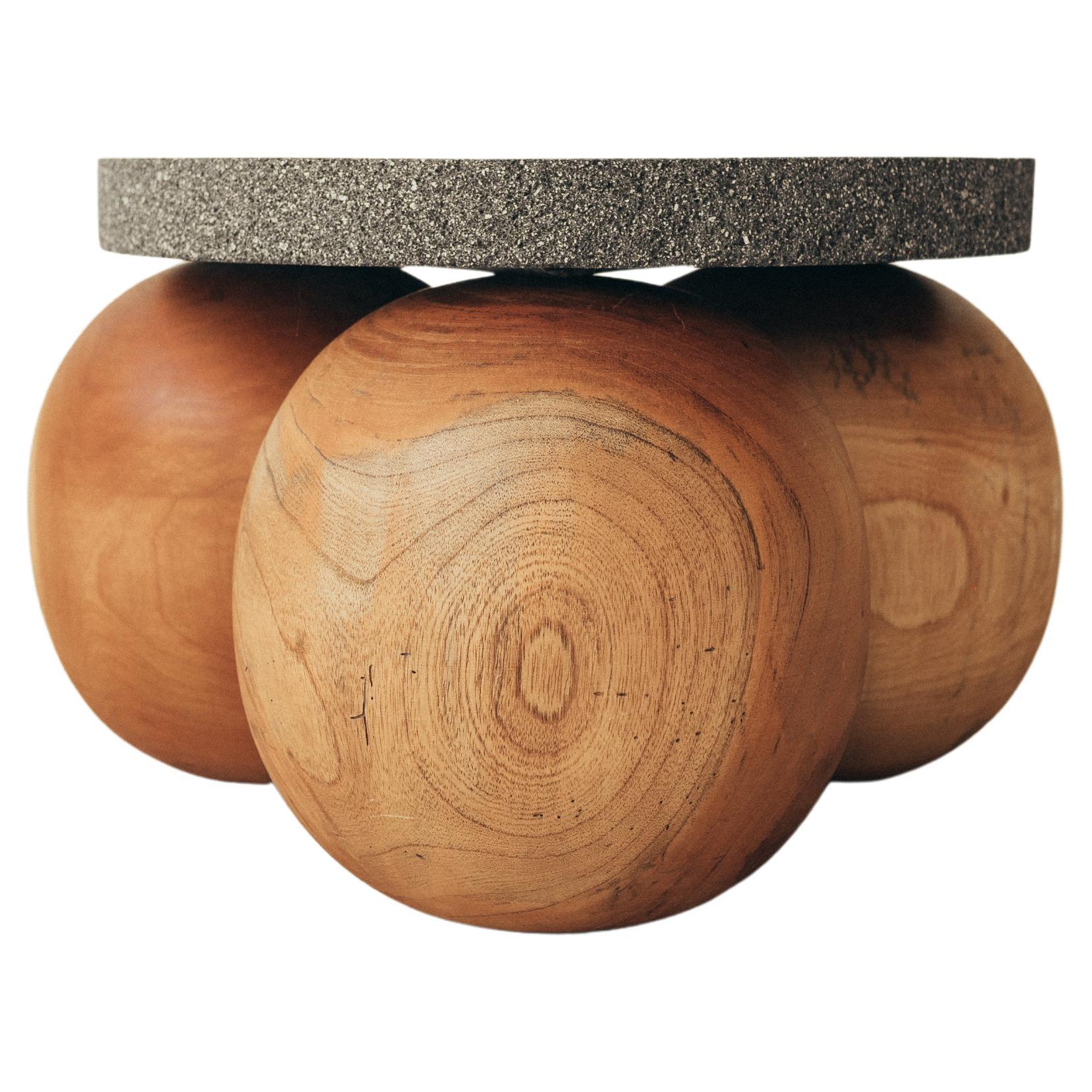 Table à boules en bois naturel avec couvercle en pierre volcanique de Daniel Orozco