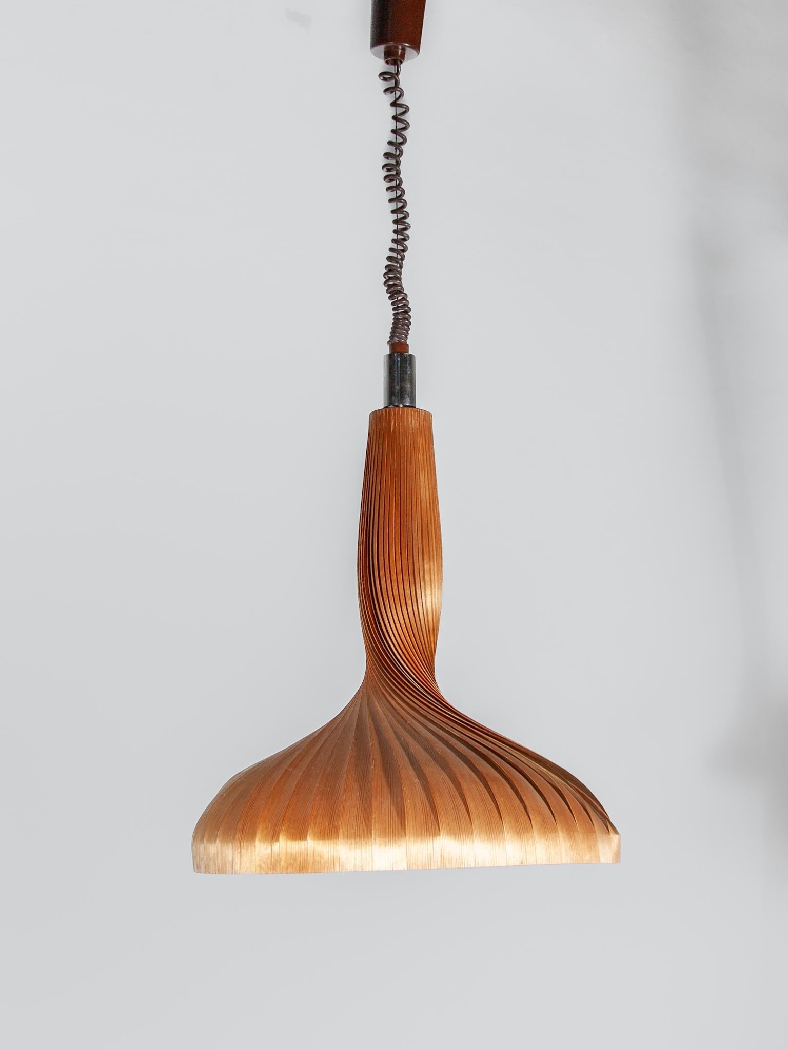 Beautiful pendant designed in pine slats, plywood by Swedish designer Hans-Agne Jakobsson (1919-2009) and edited by AB Ellysett Markaryd. In very good overall condition for their age. Adjustable height 68 cm-100 cm.
