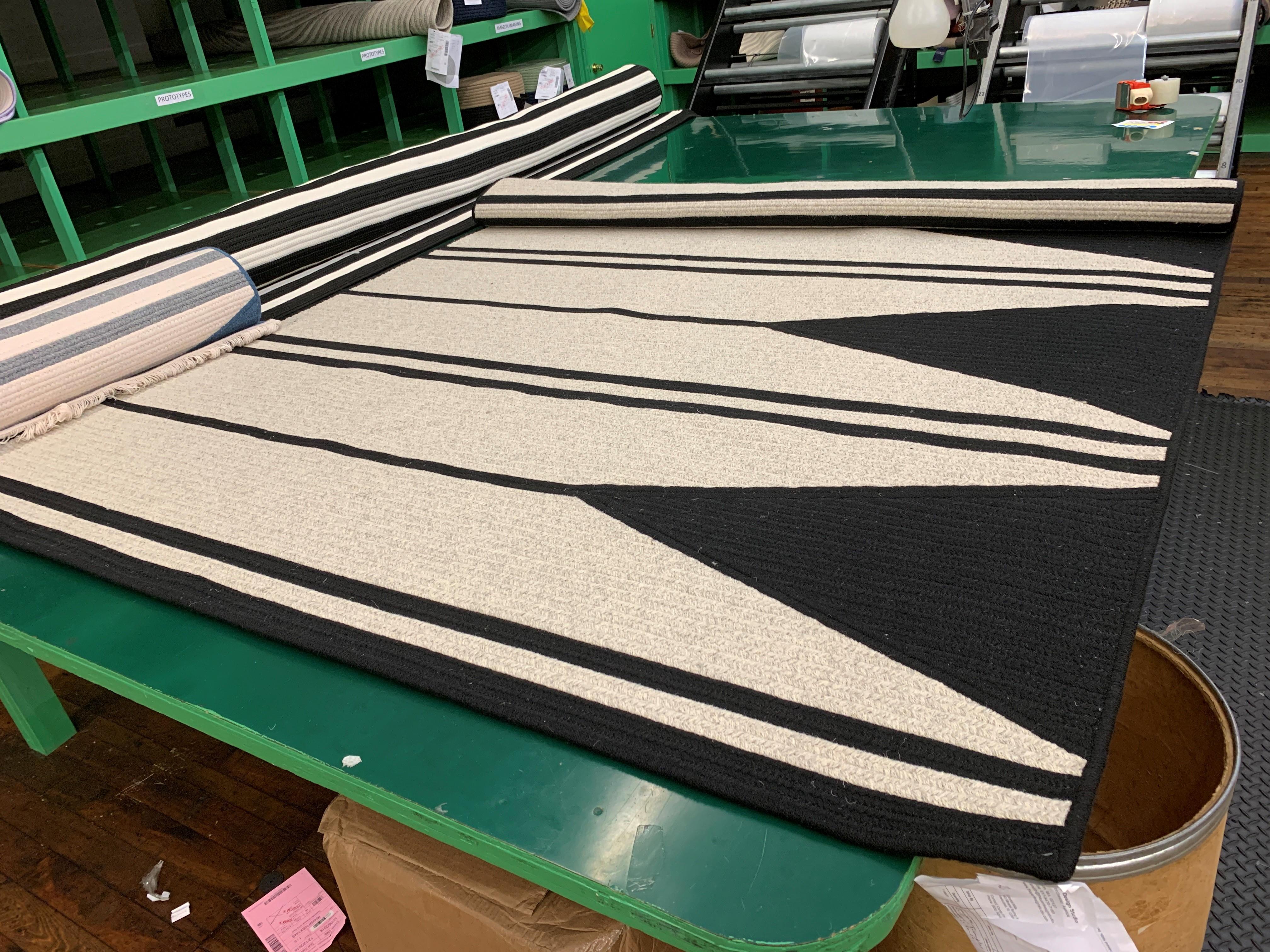 Natural Wool 'Aya' Rug in Black and White, Reversible, Custom Made in the USA (Moderne) im Angebot