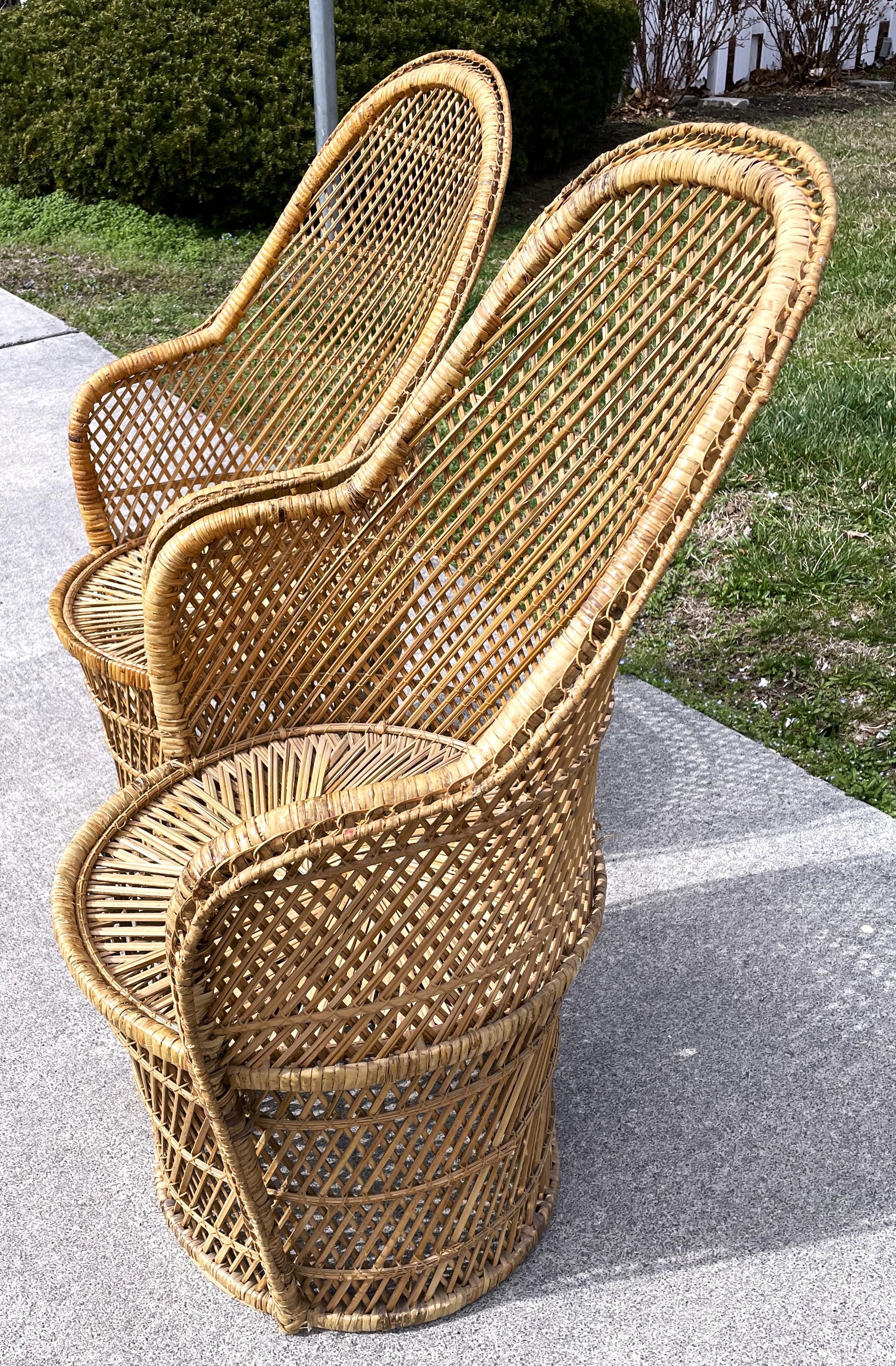 Mid-Century Modern Paire de chaises Barrel en rotin naturel tressé et en osier du milieu du siècle dernier en vente