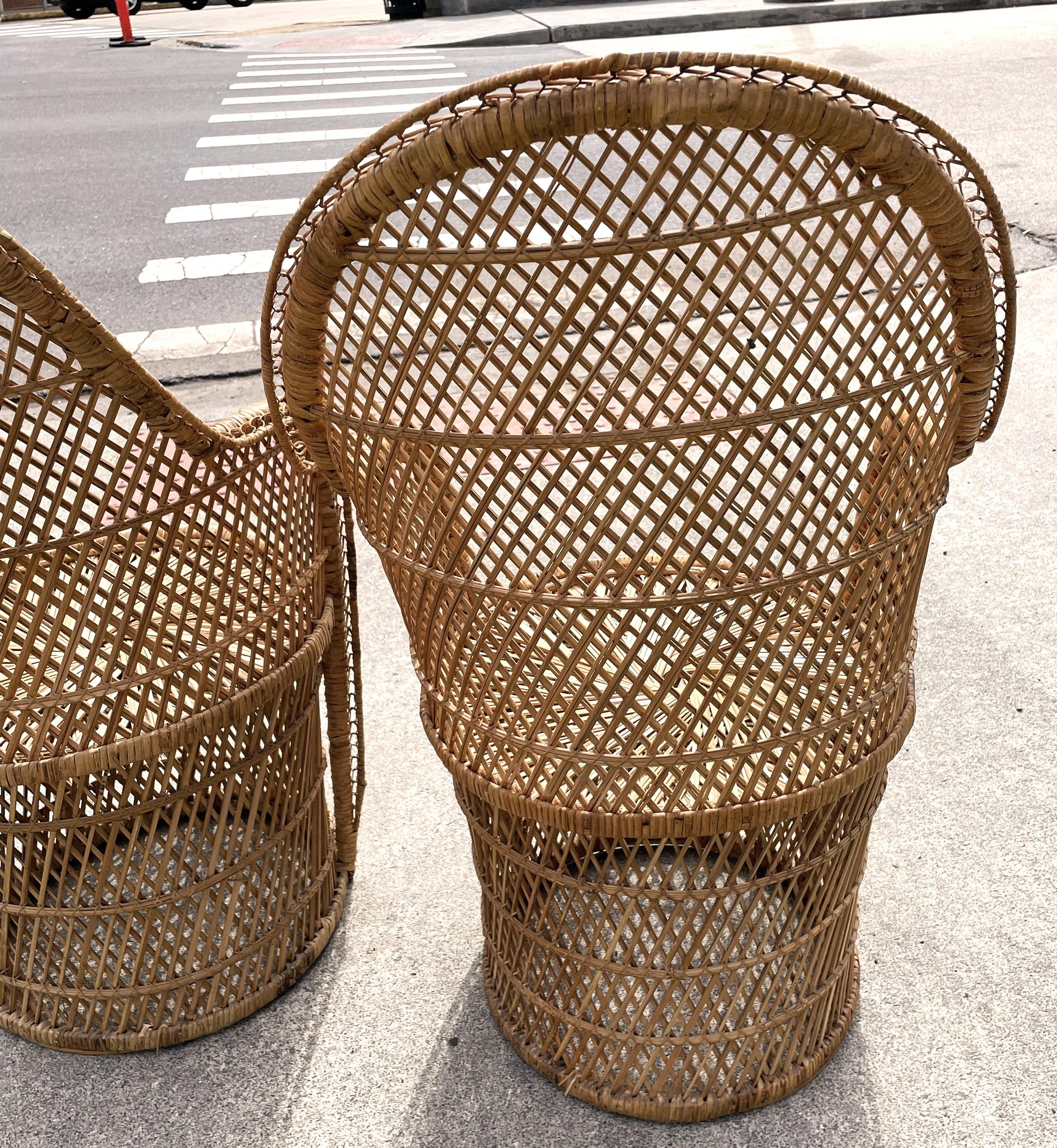 Tissage Paire de chaises Barrel en rotin naturel tressé et en osier du milieu du siècle dernier en vente