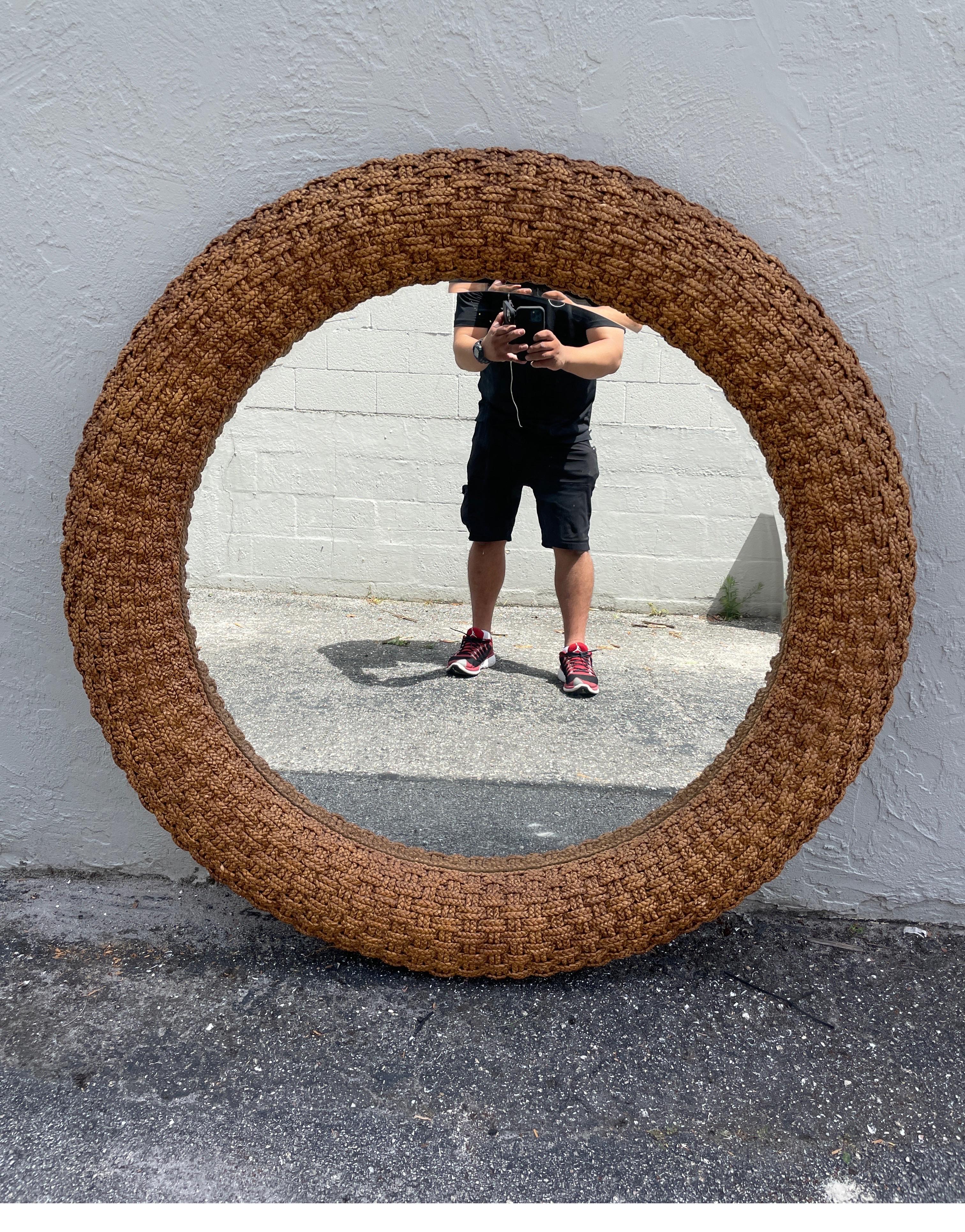 Grand miroir rond de 50 pouces de style côtier en gazon naturel tissé.