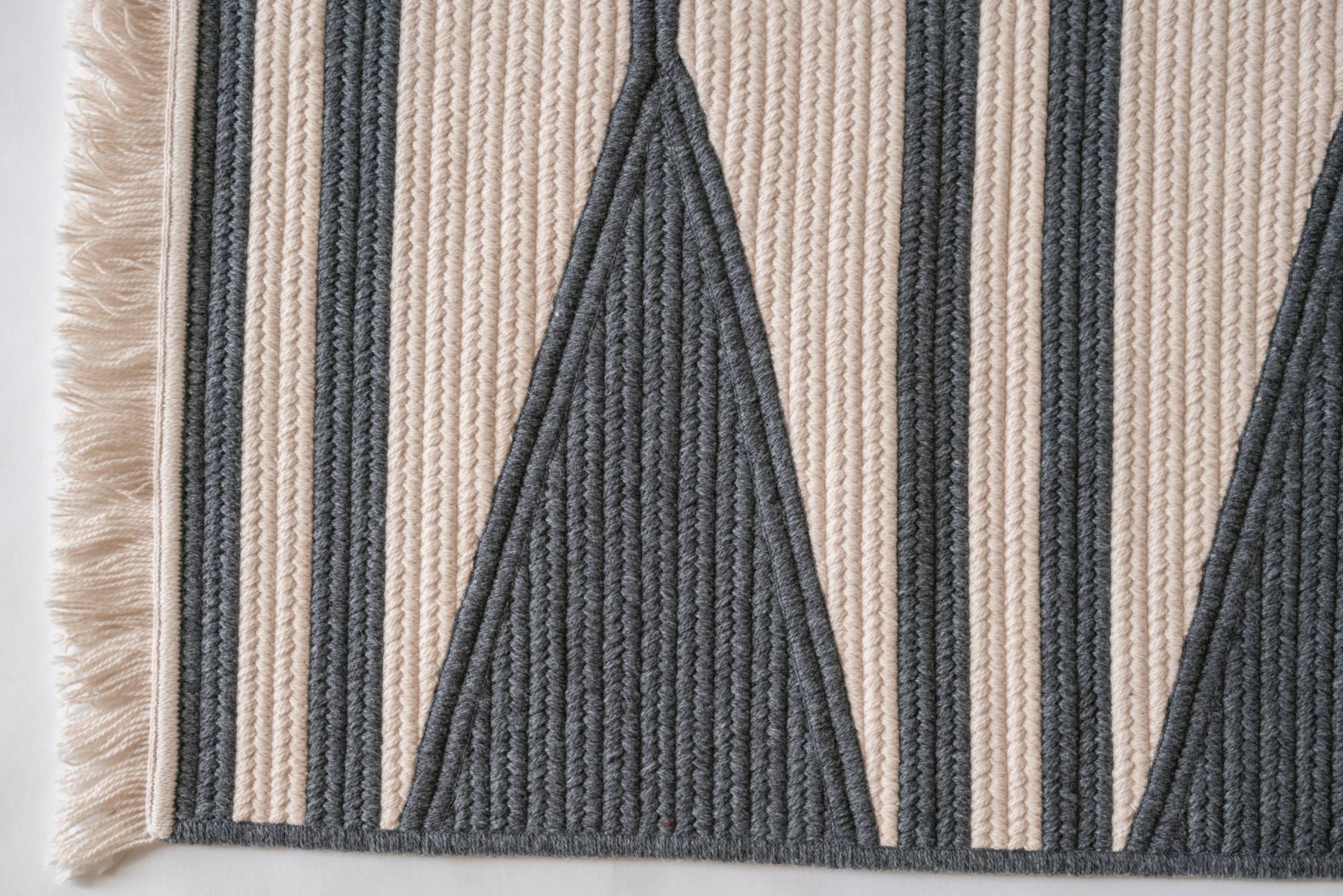 Aya slate and white wool blend rug in a 8'x9'4