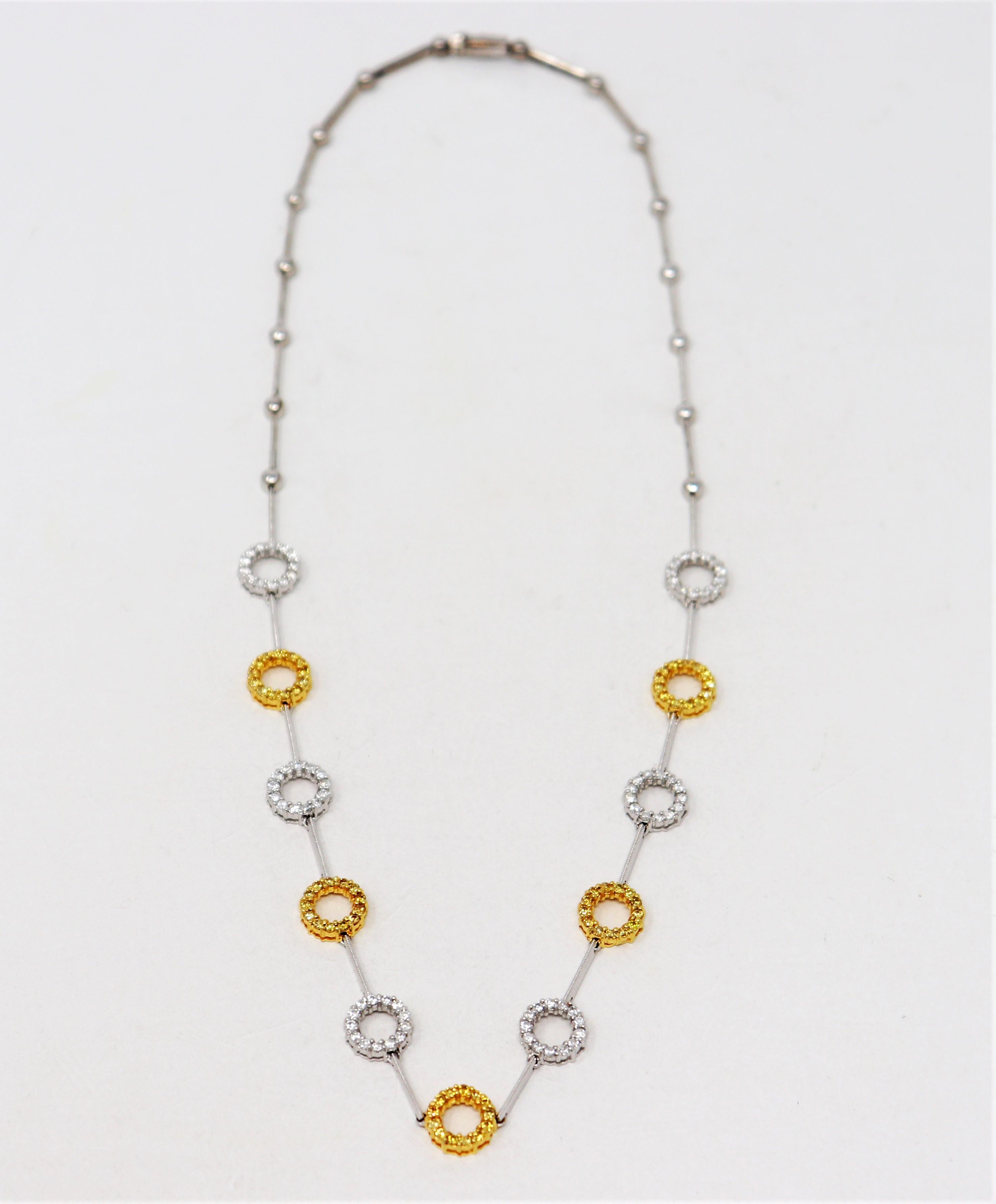 Collier à maillons circulaire en or 18 carats avec diamants jaunes et blancs naturels Bon état - En vente à Scottsdale, AZ