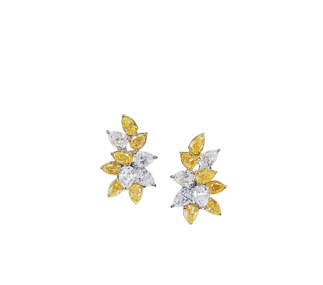 Des boucles d'oreilles en grappe de 3.68 carats absolument magnifiques, ornées de diamants jaunes et incolores naturels, rehaussées d'une touche vibrante et moderne à l'élégance intemporelle.

Ces boucles d'oreilles présentent 12 diamants jaunes en