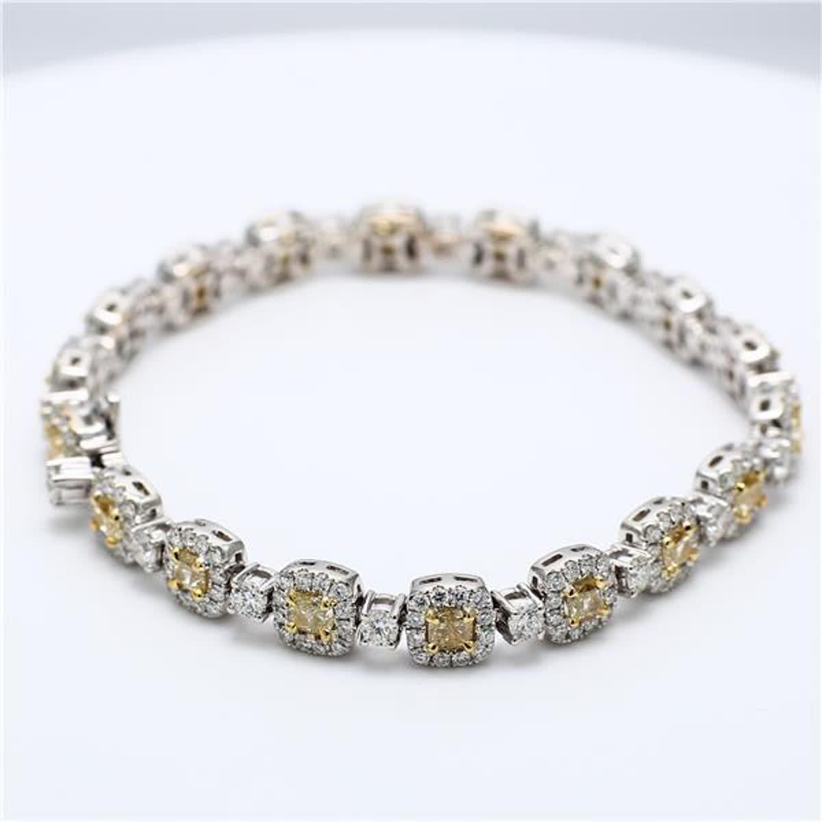 Ein atemberaubendes Armband! Bestehend aus 17 natürlichen gelben Diamanten im Kissenschliff von insgesamt 3,65 Karat. Akzentuiert durch 221 weiße runde Diamanten von insgesamt 3,76 Karat.  Dieses Armband ist für eine schlichte, aber faszinierende