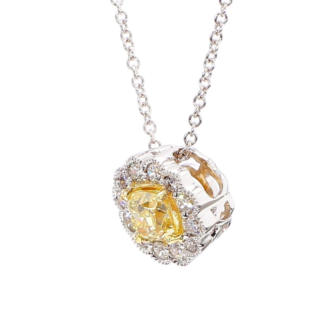L'intriguant pendentif en diamant de Raregemworld. Monté dans une belle monture en or jaune et blanc 18 carats avec un diamant jaune naturel de taille coussin. Le diamant jaune est entouré d'une mêlée de diamants blancs ronds naturels. Ce pendentif