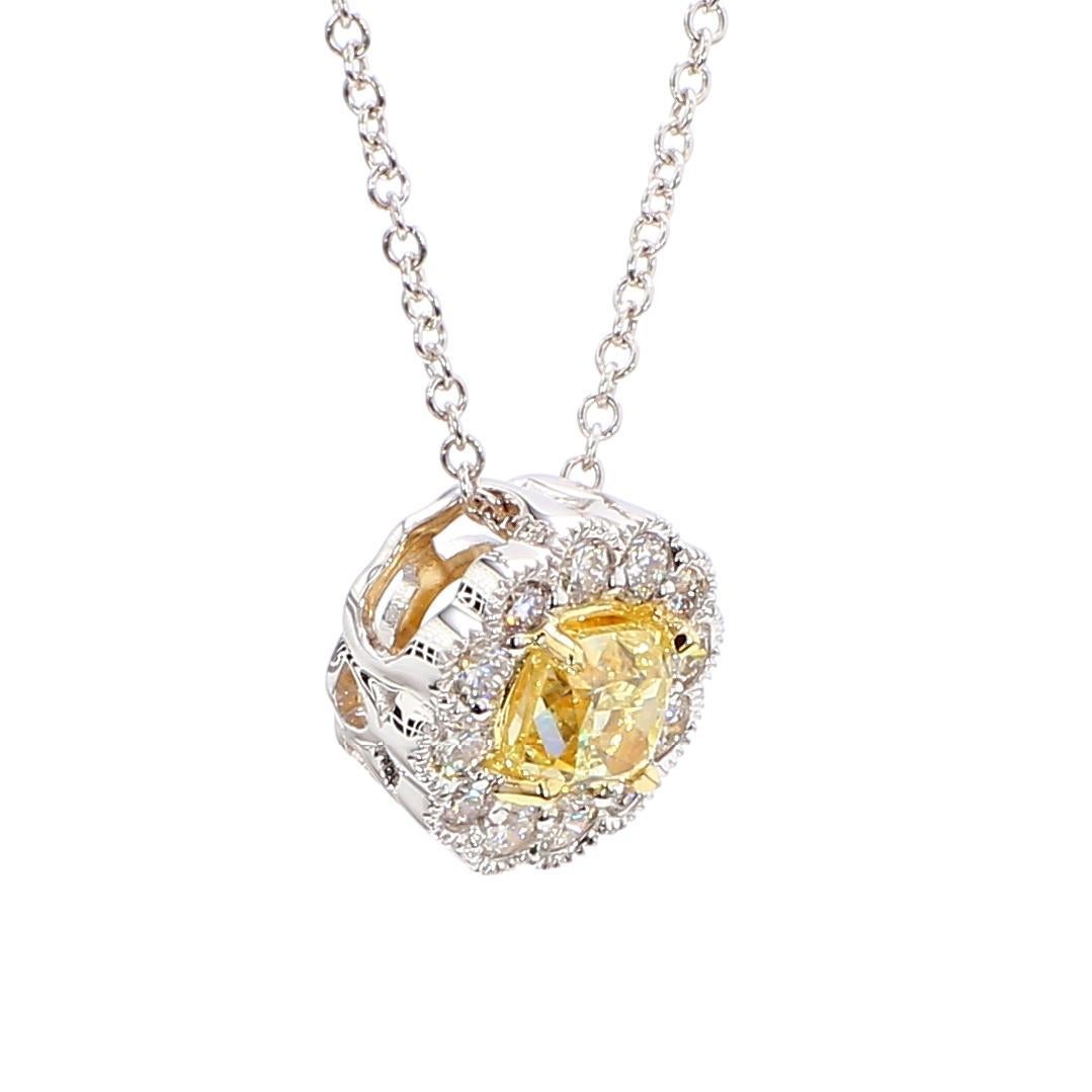Taille coussin Pendentif en or jaune naturel coussin et diamant blanc 0.70 carat TW en vente