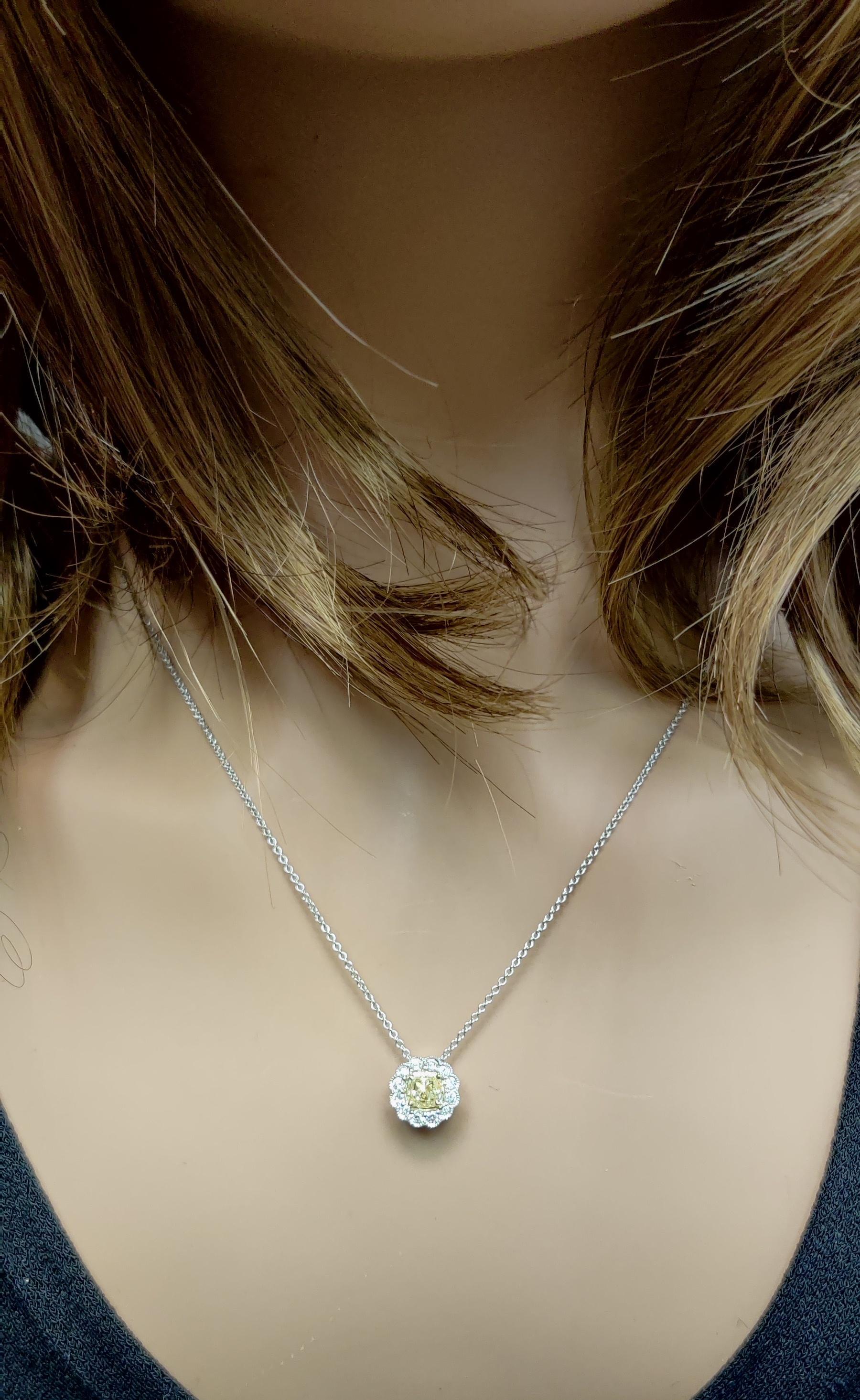 Pendentif en or jaune naturel coussin et diamant blanc 0.70 carat TW Neuf - En vente à New York, NY