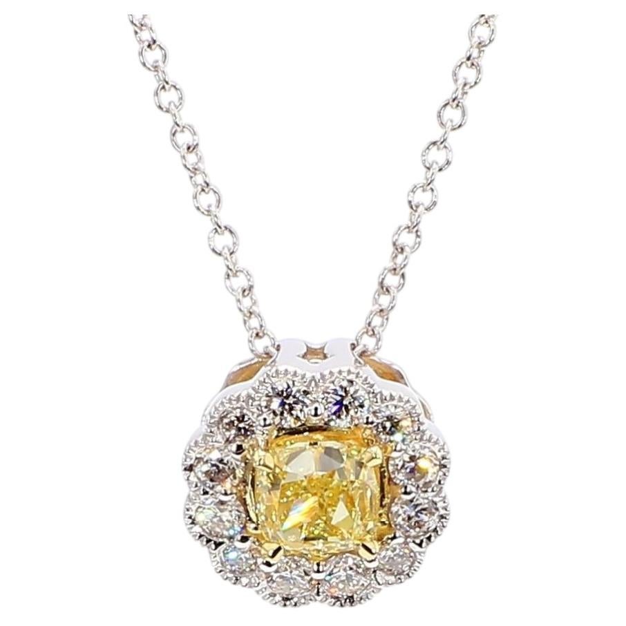 Ciondolo a goccia in oro giallo naturale con cuscino e diamante bianco da 0.70 carati TW
