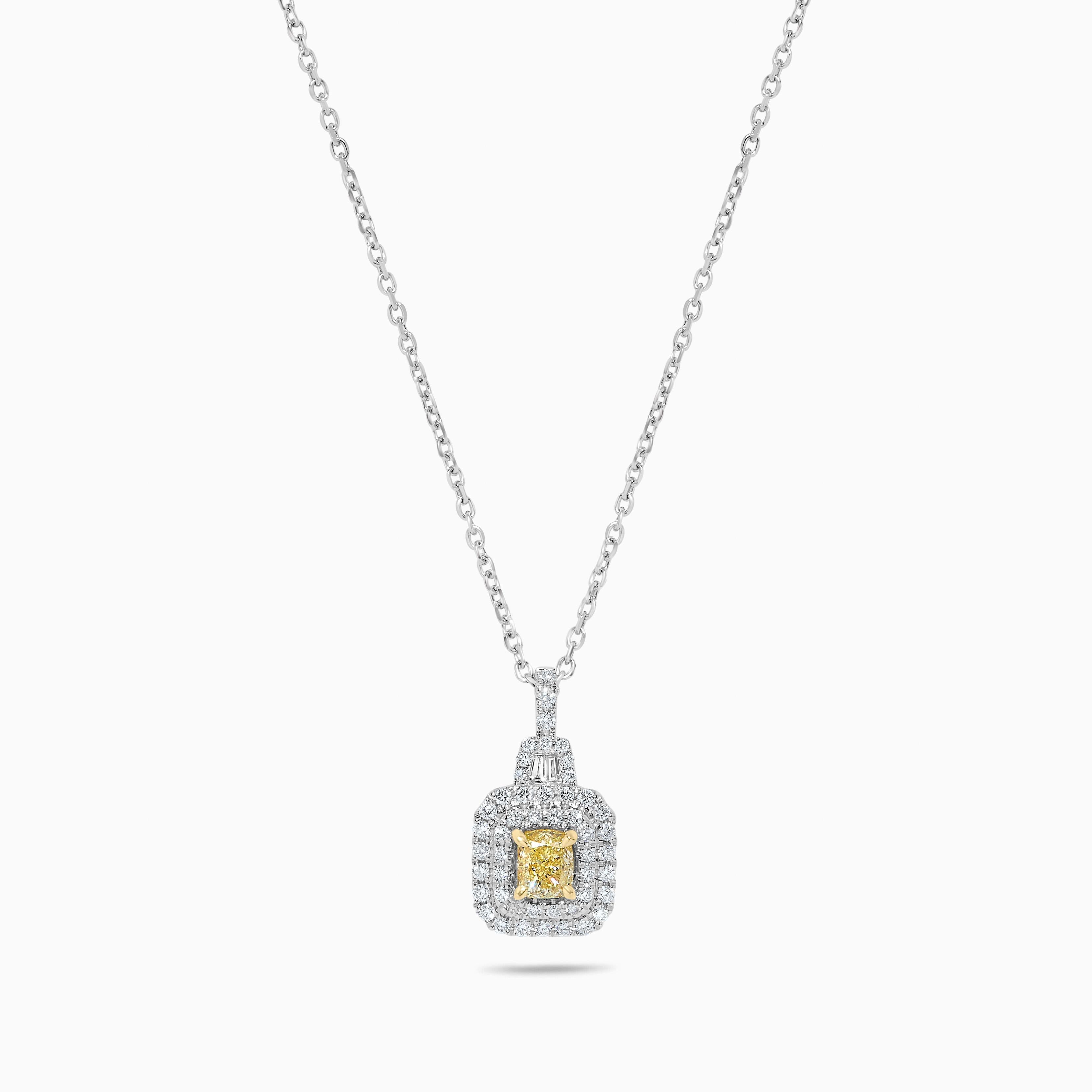 Le magnifique pendentif en diamant de Raregemworld. Monté dans une belle monture en or jaune et blanc 18 carats avec un diamant jaune naturel de taille coussin. Le diamant jaune est entouré d'une mêlée de diamants blancs ronds naturels et de