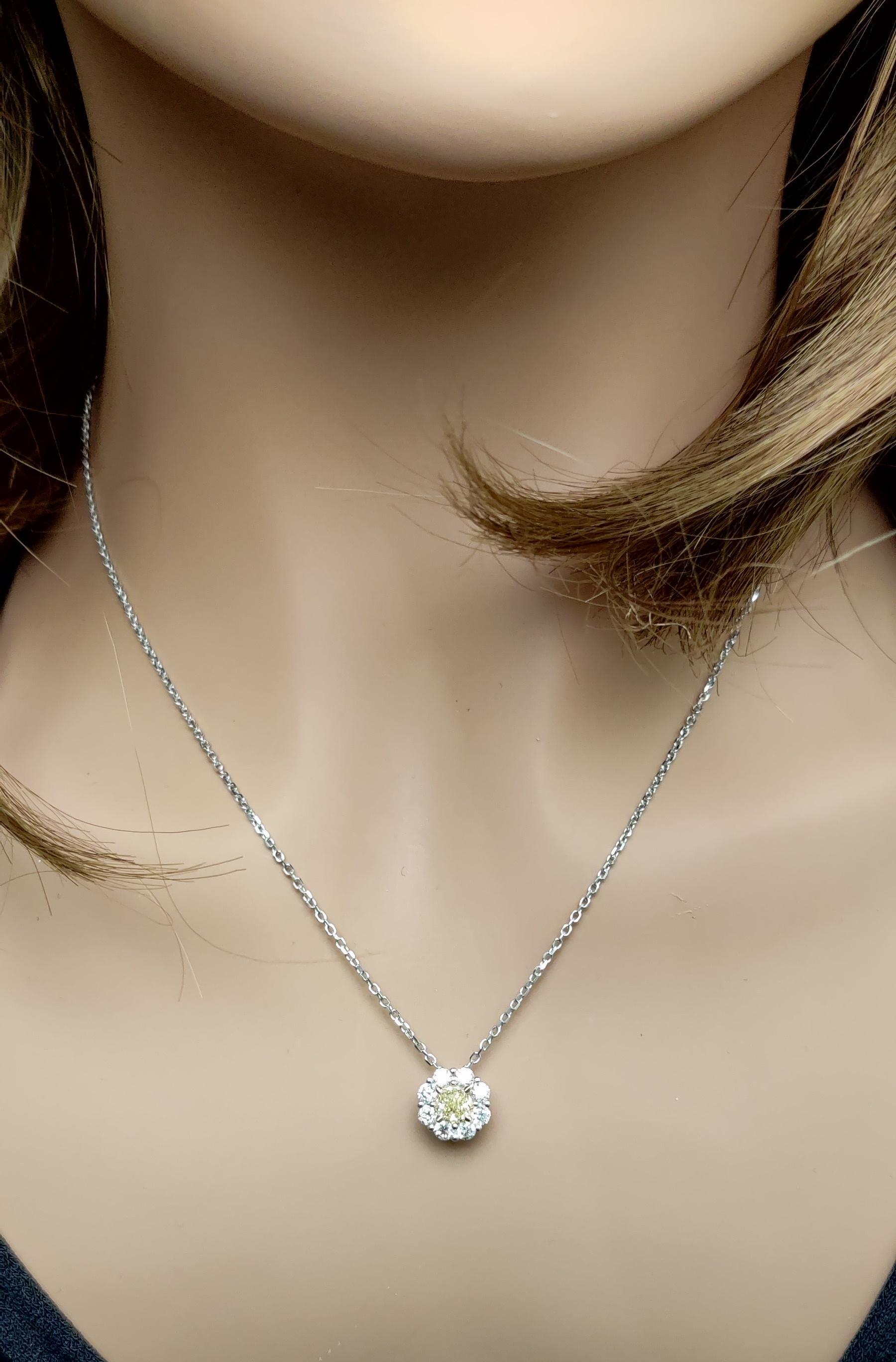 L'intriguant pendentif en diamant de Raregemworld. Monté dans une belle monture en or jaune et blanc 18 carats avec un diamant jaune naturel de taille coussin. Le diamant jaune est entouré d'une mêlée de diamants blancs ronds naturels. Ce pendentif