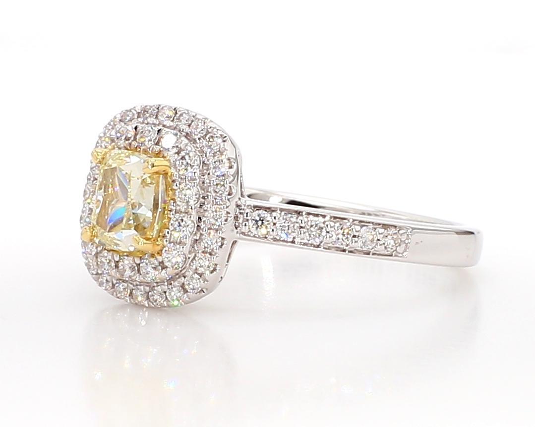 La bague en diamant classique de Raregemworld. Monté dans une belle monture en or jaune et blanc 18 carats avec un diamant jaune naturel de taille coussin. Le diamant jaune est entouré de diamants blancs naturels de taille princesse et de diamants