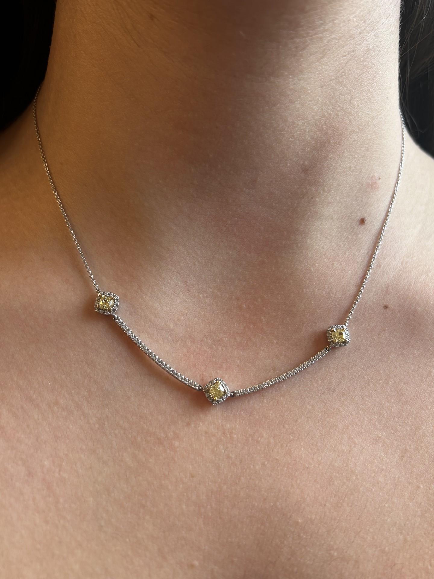 Taille coussin Collier pendentif en or jaune naturel avec coussin et diamant blanc de 1.11 carat Tw en vente