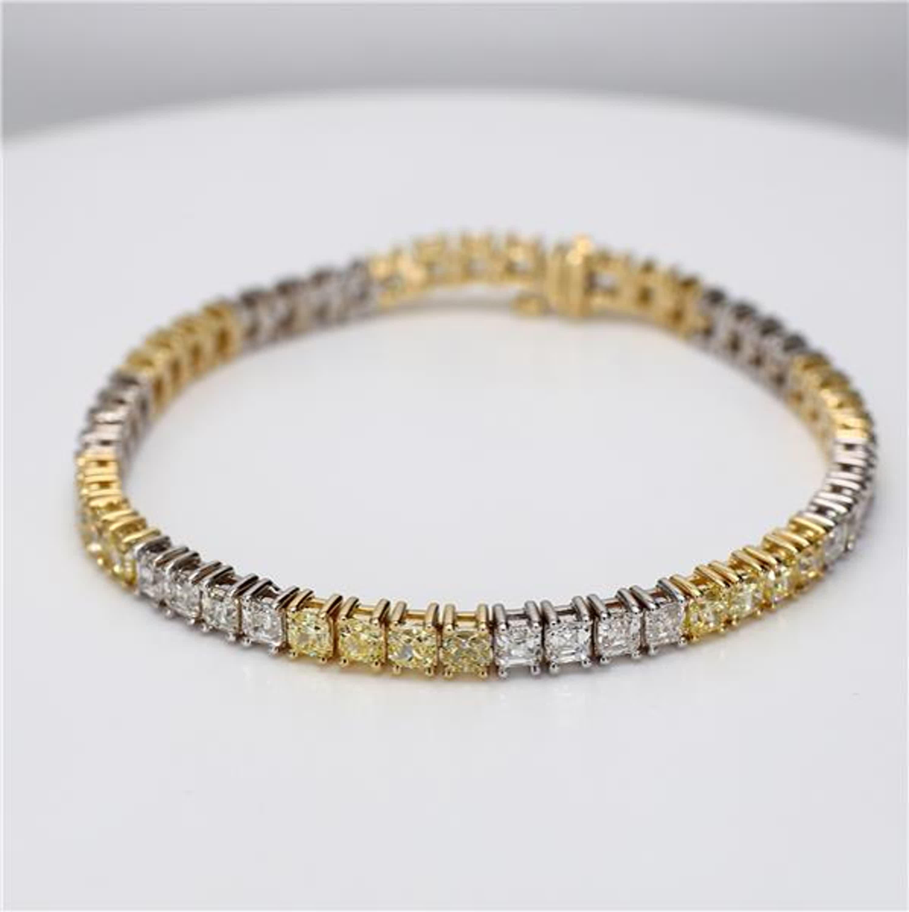 Le bracelet classique en diamants de Raregemworld. Monté dans une belle monture en or jaune et blanc 18 carats avec des diamants jaunes naturels de taille coussin. Les diamants jaunes sont complétés par des diamants blancs naturels de taille