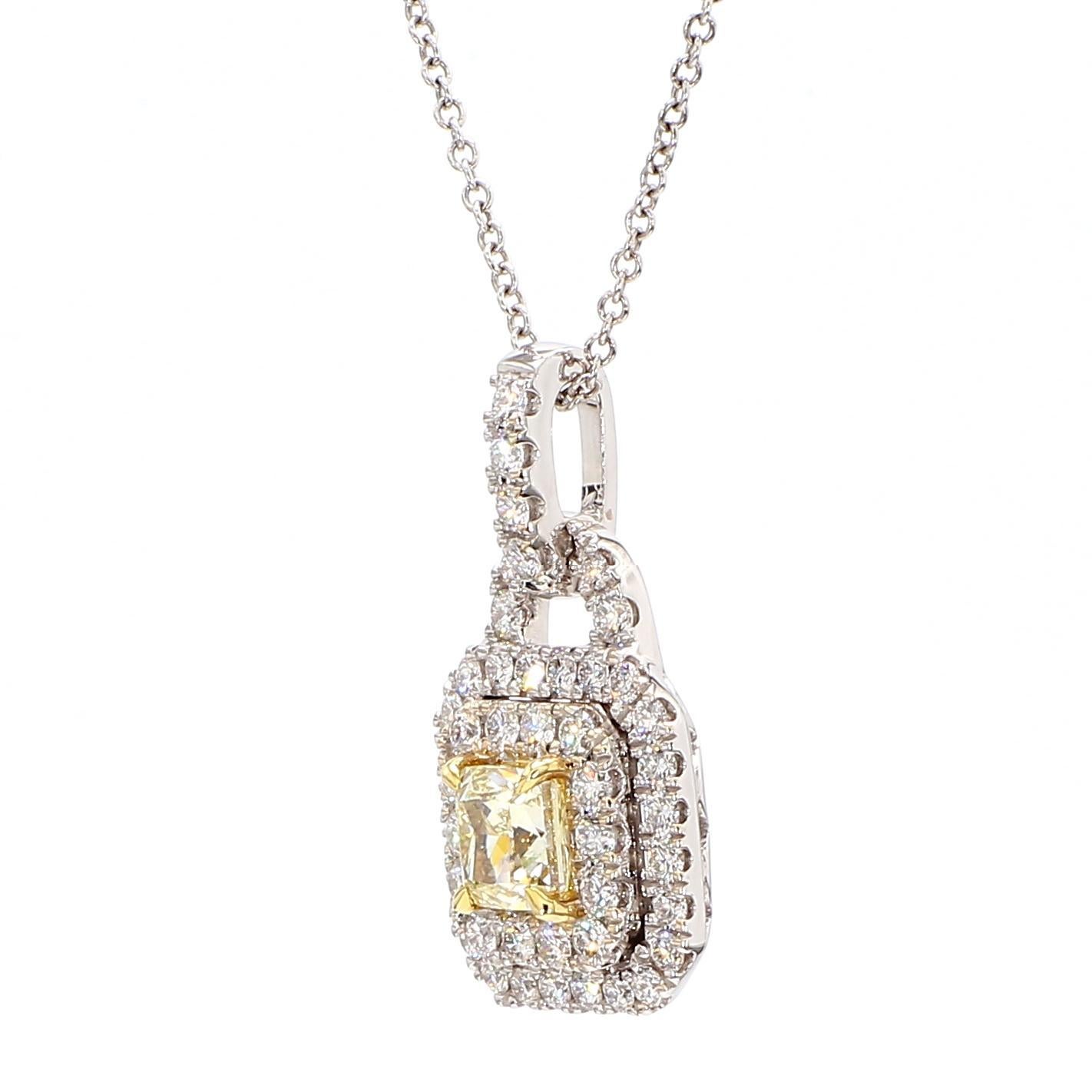 Le magnifique pendentif en diamant de Raregemworld. Monté dans une belle monture en or jaune et blanc 18 carats avec un diamant jaune naturel de taille coussin. Le diamant jaune est entouré d'une mêlée de diamants blancs ronds naturels. Ce pendentif