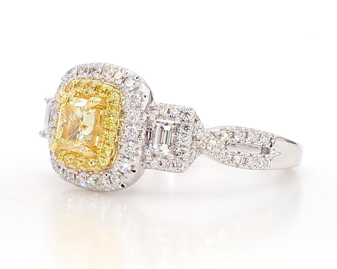La bague en diamant classique de Raregemworld. Monté dans une belle monture en or jaune et blanc 18 carats avec un diamant jaune naturel de taille coussin. Le diamant jaune est entouré de diamants blancs de taille baguette naturelle, d'une mêlée de