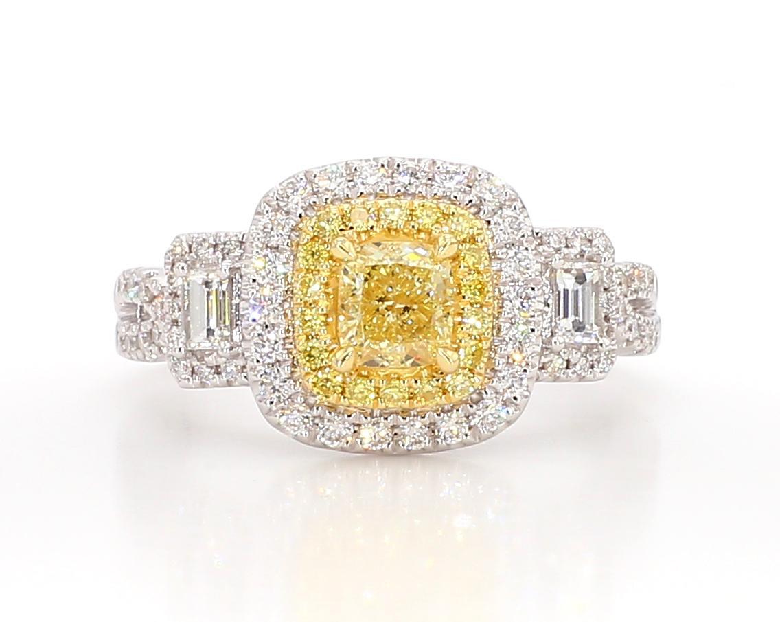 Contemporain Bague cocktail en or jaune naturel coussin et diamants blancs de 1.25 carats poids total en vente