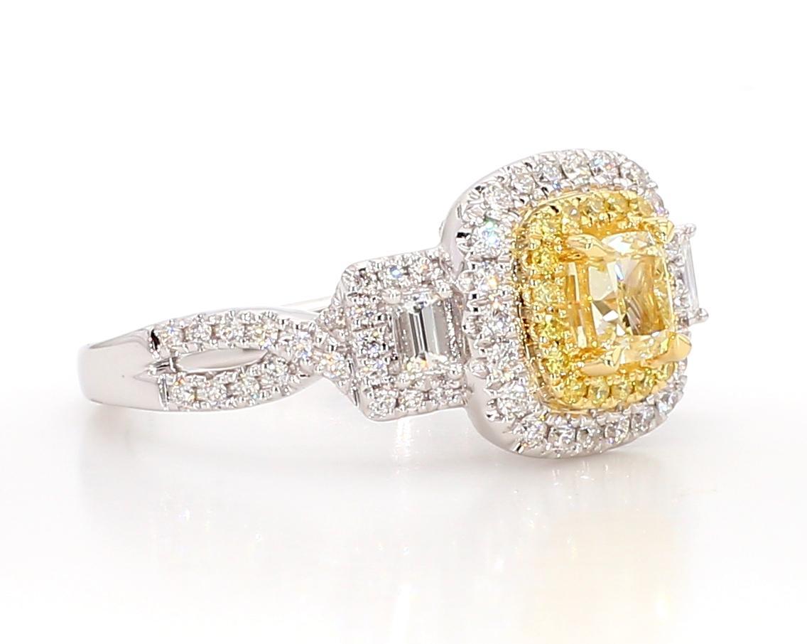 Taille coussin Bague cocktail en or jaune naturel coussin et diamants blancs de 1.25 carats poids total en vente