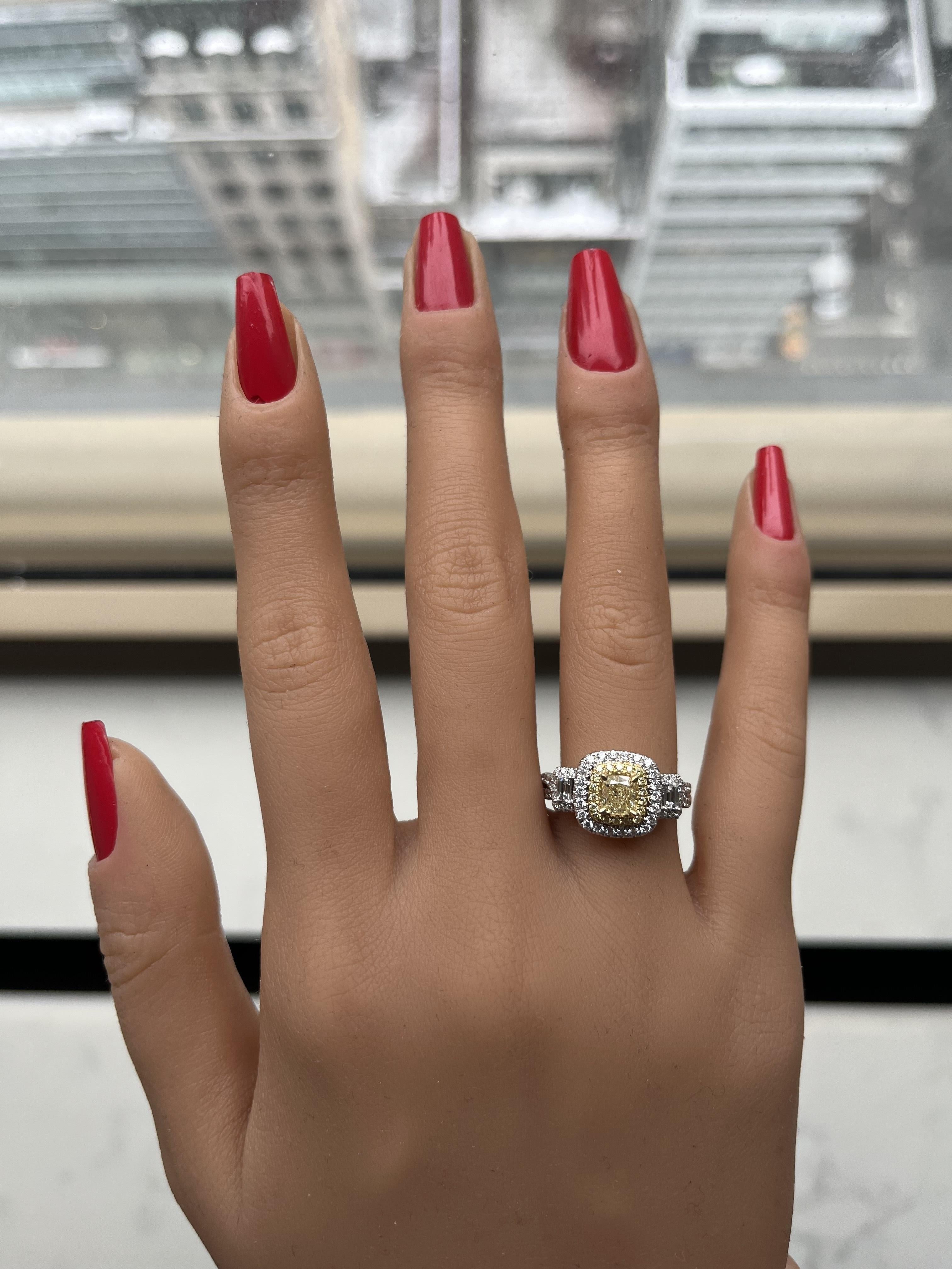 Bague cocktail en or jaune naturel coussin et diamants blancs de 1.25 carats poids total Neuf - En vente à New York, NY