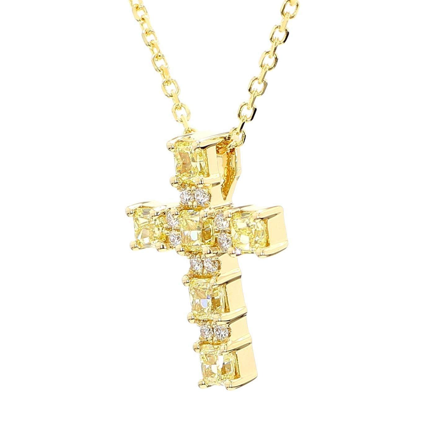 Le magnifique pendentif en diamant de Raregemworld. Montée dans une magnifique monture en or jaune et blanc 18 carats avec des diamants jaunes naturels de taille coussin complétés par des diamants blancs ronds naturels. Ce pendentif est garanti pour