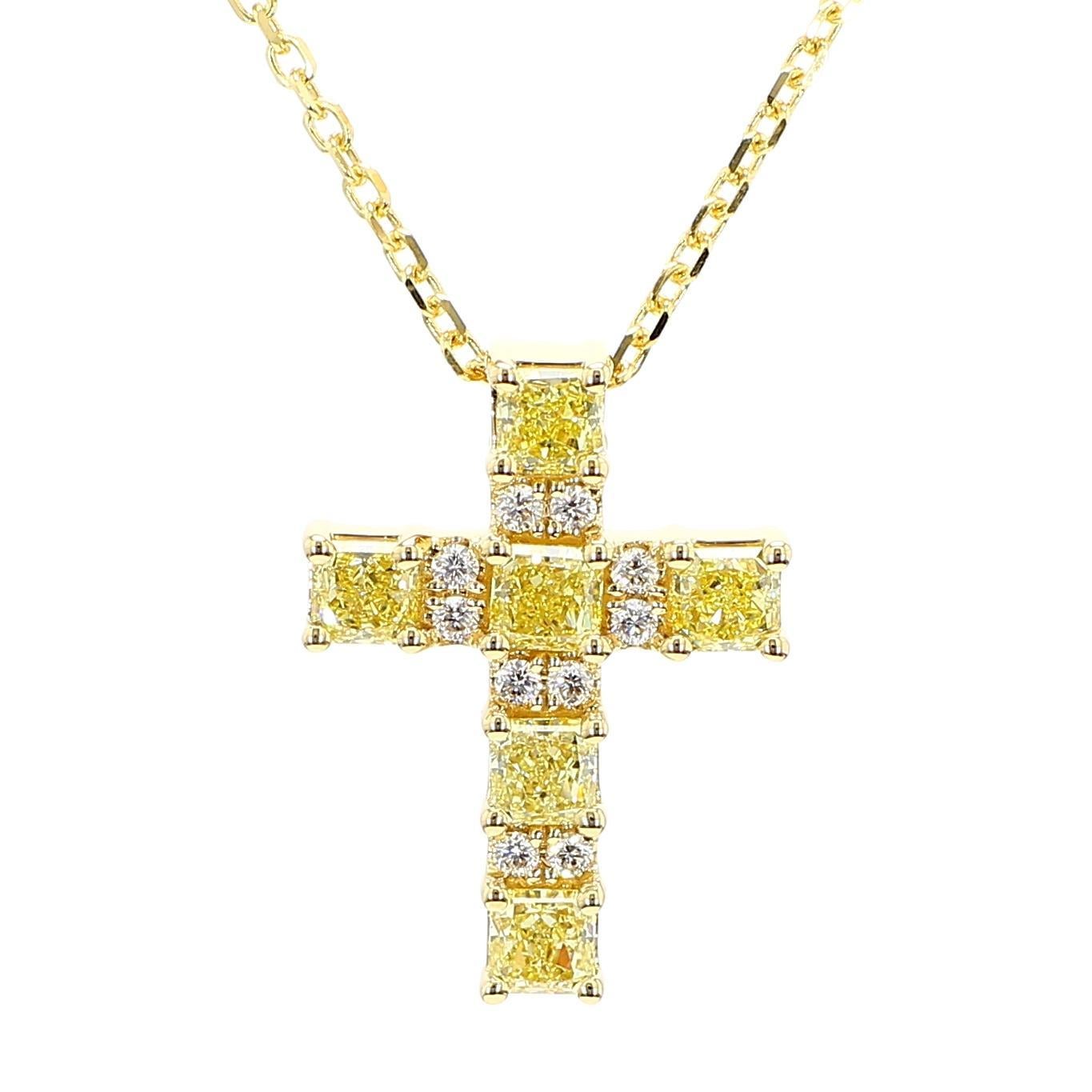 Contemporain Pendentif croix en or jaune naturel coussin et diamant blanc de 1.47 carat poids total en vente