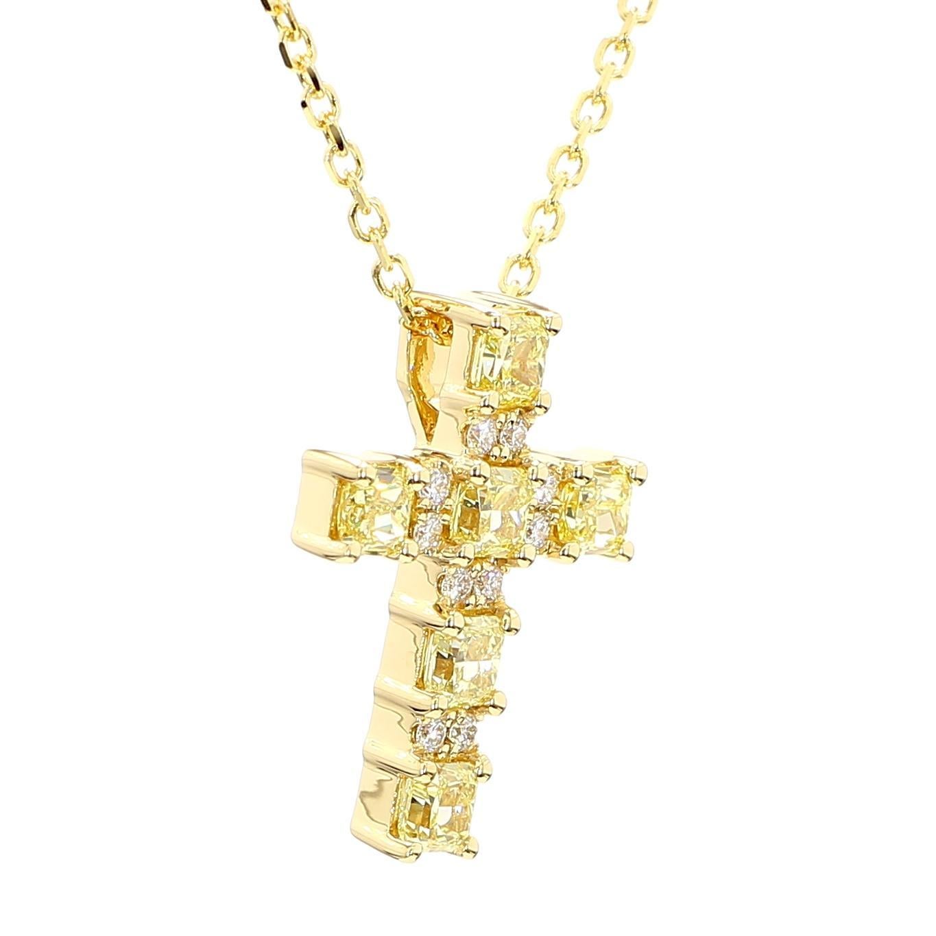 Taille coussin Pendentif croix en or jaune naturel coussin et diamant blanc de 1.47 carat poids total en vente