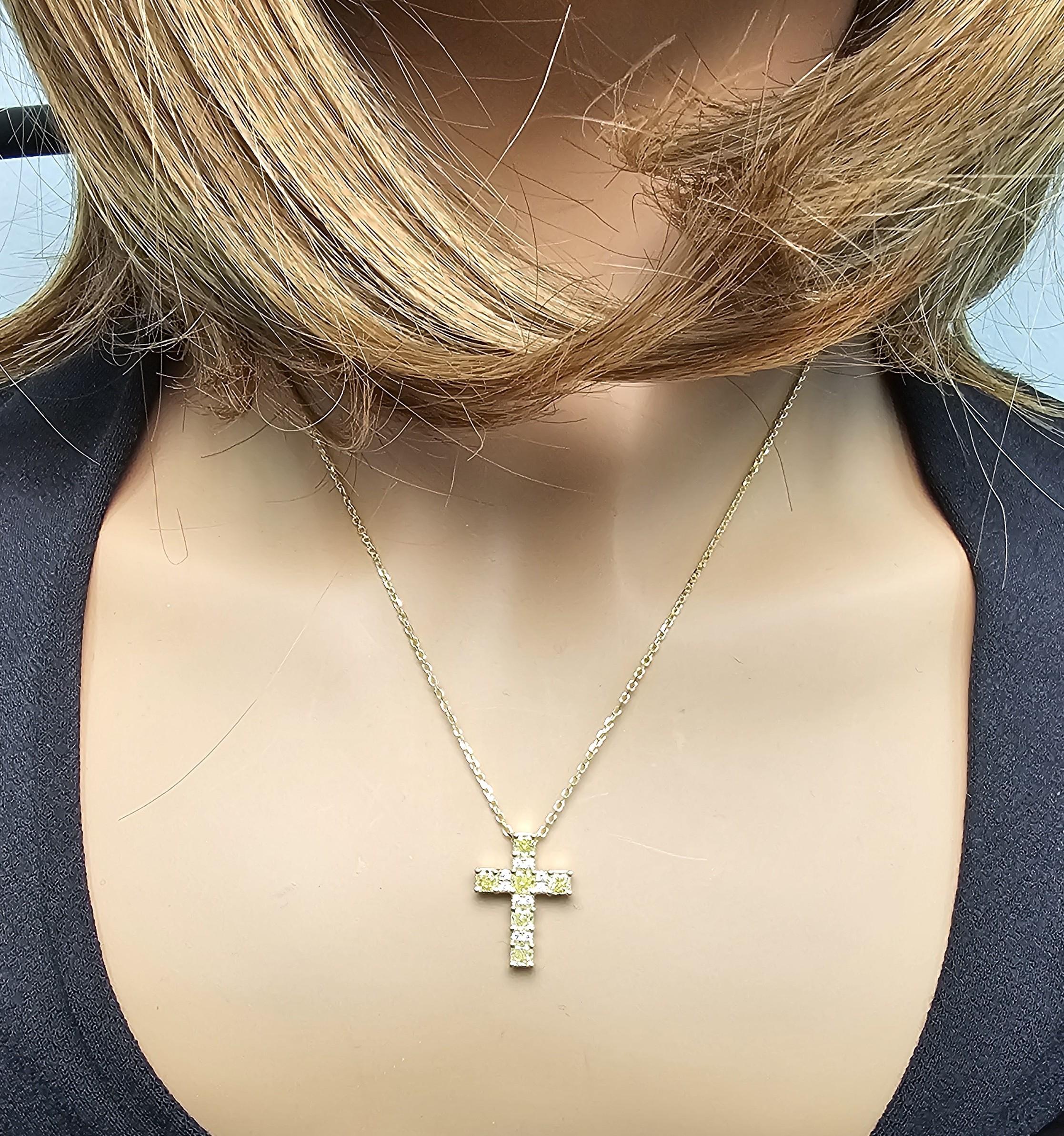 Pendentif croix en or jaune naturel coussin et diamant blanc de 1.47 carat poids total Neuf - En vente à New York, NY
