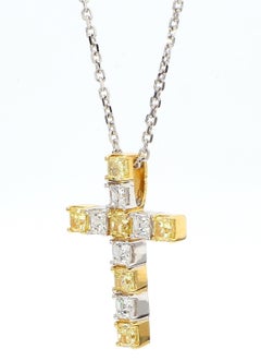 Ciondolo a croce in oro giallo naturale e diamante bianco da 1.48 carati TW