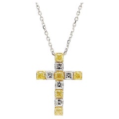 Ciondolo a croce in oro giallo naturale e diamante bianco da 1.48 carati TW