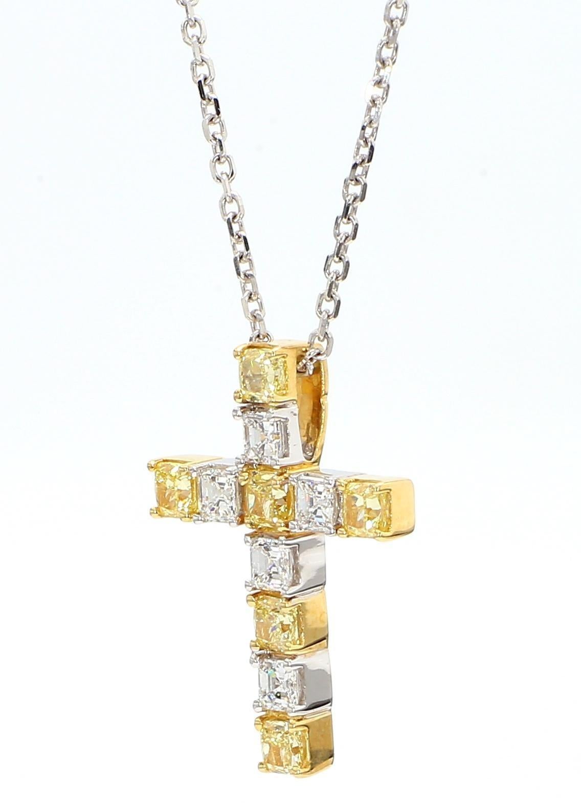 Le pendentif classique en diamant de Raregemworld. Monté dans une belle monture en or jaune et blanc 18 carats avec des diamants jaunes naturels de taille coussin. Les diamants jaunes sont complétés par des diamants blancs naturels de taille