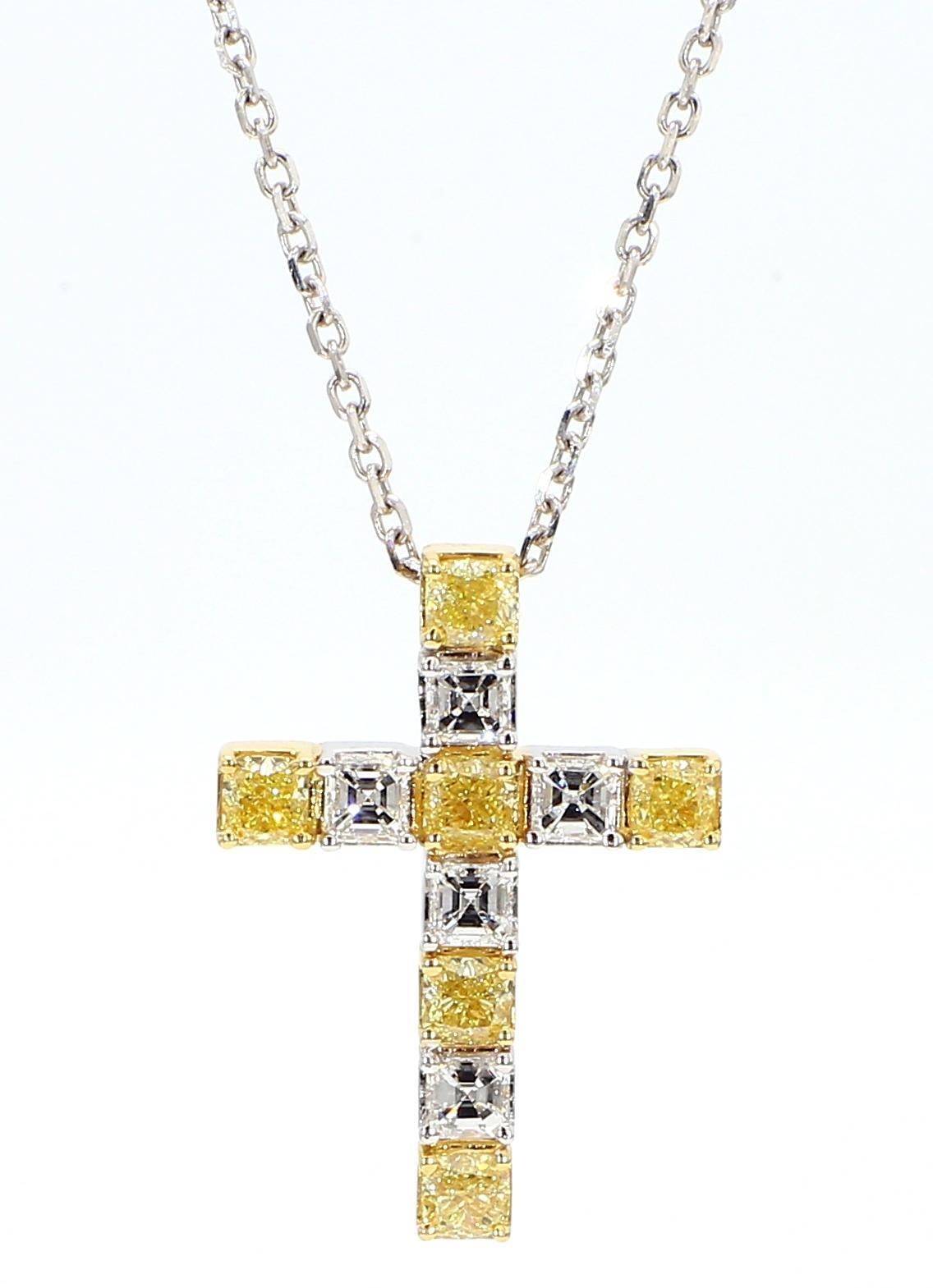 Contemporain Pendentif croix en or jaune naturel coussin et diamant blanc de 1,50 carat poids total en vente