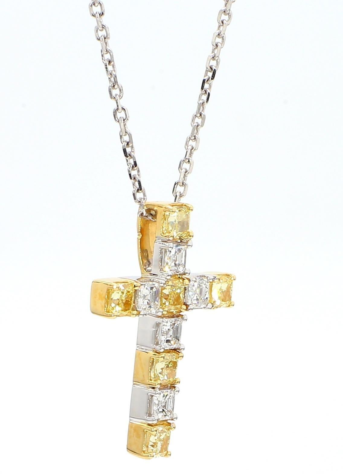 Taille coussin Pendentif croix en or jaune naturel coussin et diamant blanc de 1,50 carat poids total en vente
