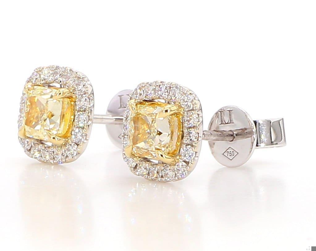 Boucles d'oreilles classiques en diamant jaune naturel de taille coussin de Raregemworld. Monté dans une belle monture en or jaune et blanc 18 carats avec des diamants jaunes naturels de taille coussin. Les diamants jaunes sont entourés de petits