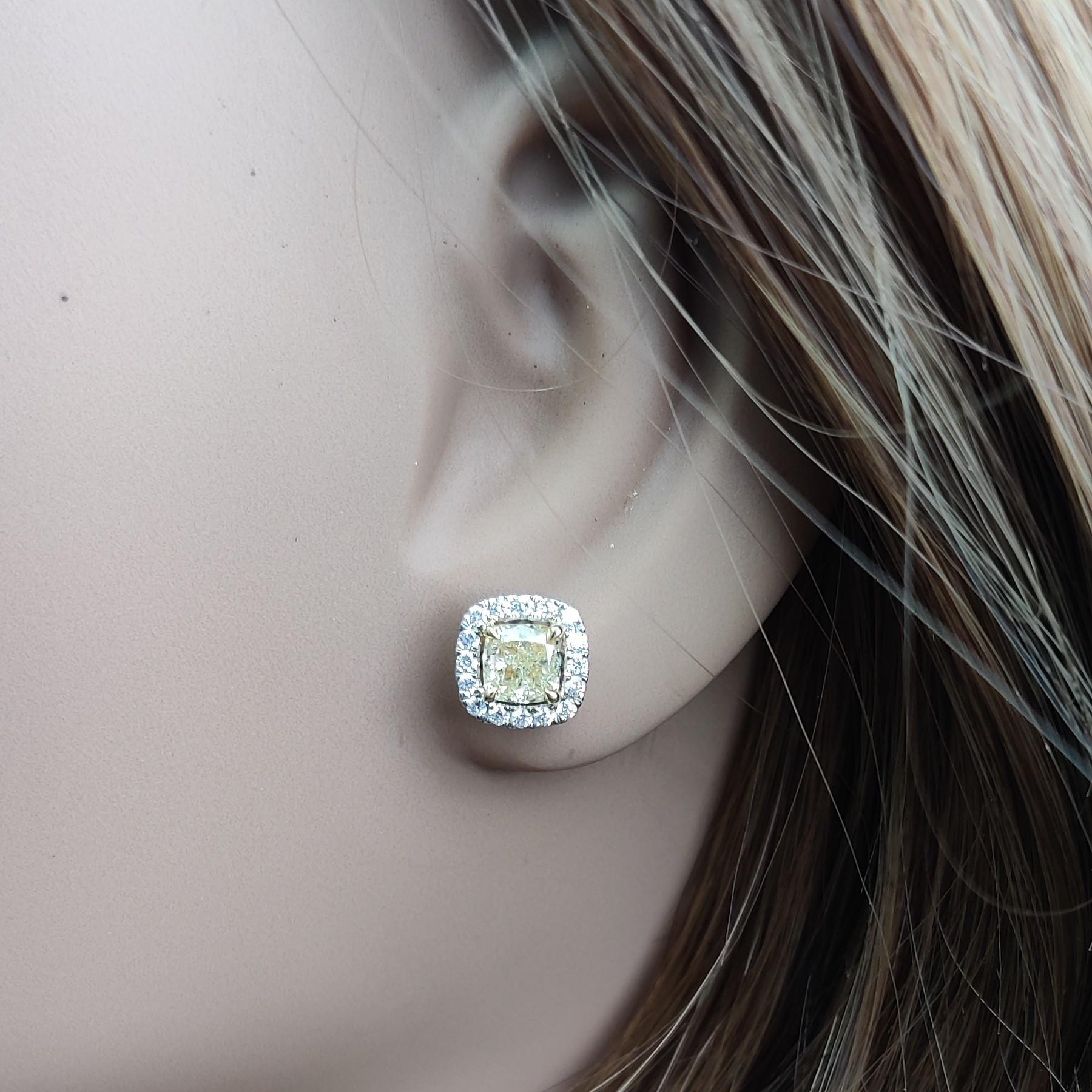 Boucles d'oreilles en or jaune coussin et diamant blanc de 1.74 carat TW Neuf - En vente à New York, NY