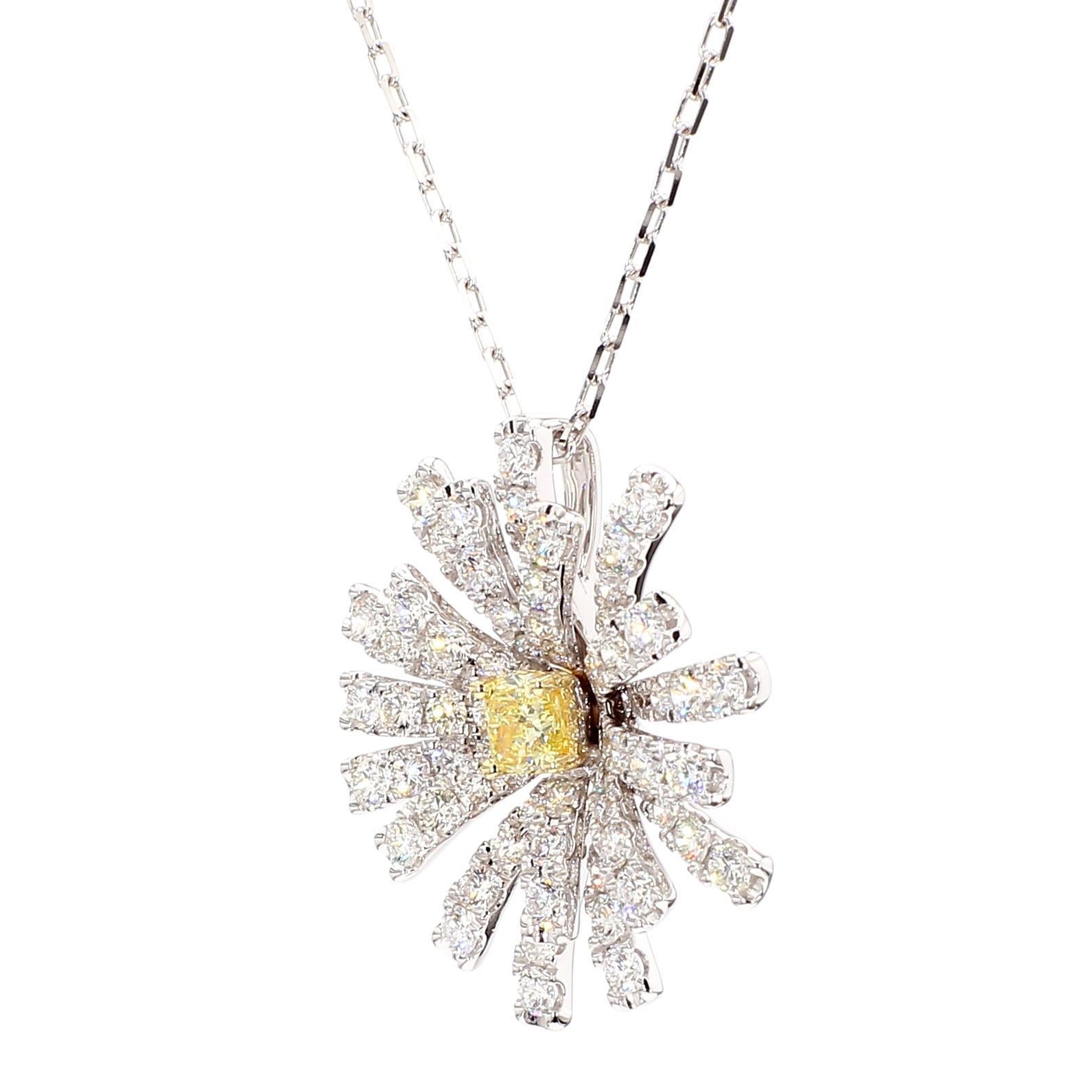 Le magnifique pendentif en diamant de Raregemworld. Monté dans une belle monture en or jaune et blanc 18 carats avec un diamant jaune naturel de taille coussin. Le diamant jaune est entouré d'une mêlée de diamants blancs ronds naturels. Ce pendentif