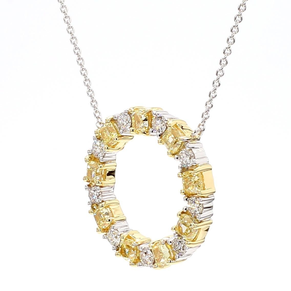 Le magnifique pendentif en diamant de Raregemworld. Monté dans une belle monture en or jaune et blanc 18 carats avec des diamants jaunes naturels de taille coussin. Les diamants jaunes sont complétés par des diamants blancs naturels de taille ronde.