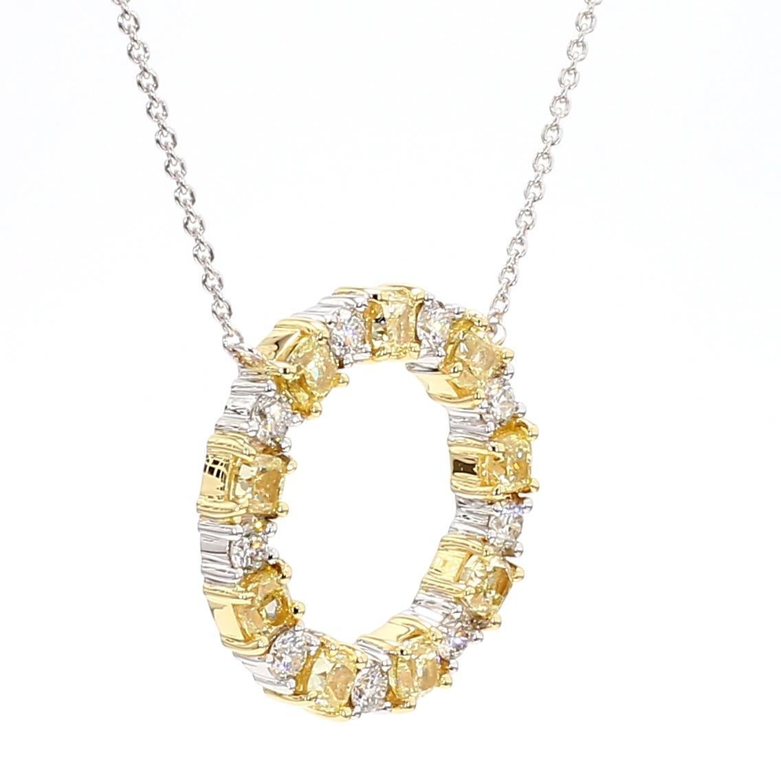 Taille coussin Pendentif en or jaune naturel coussin et diamant blanc 2.25 carat TW en vente
