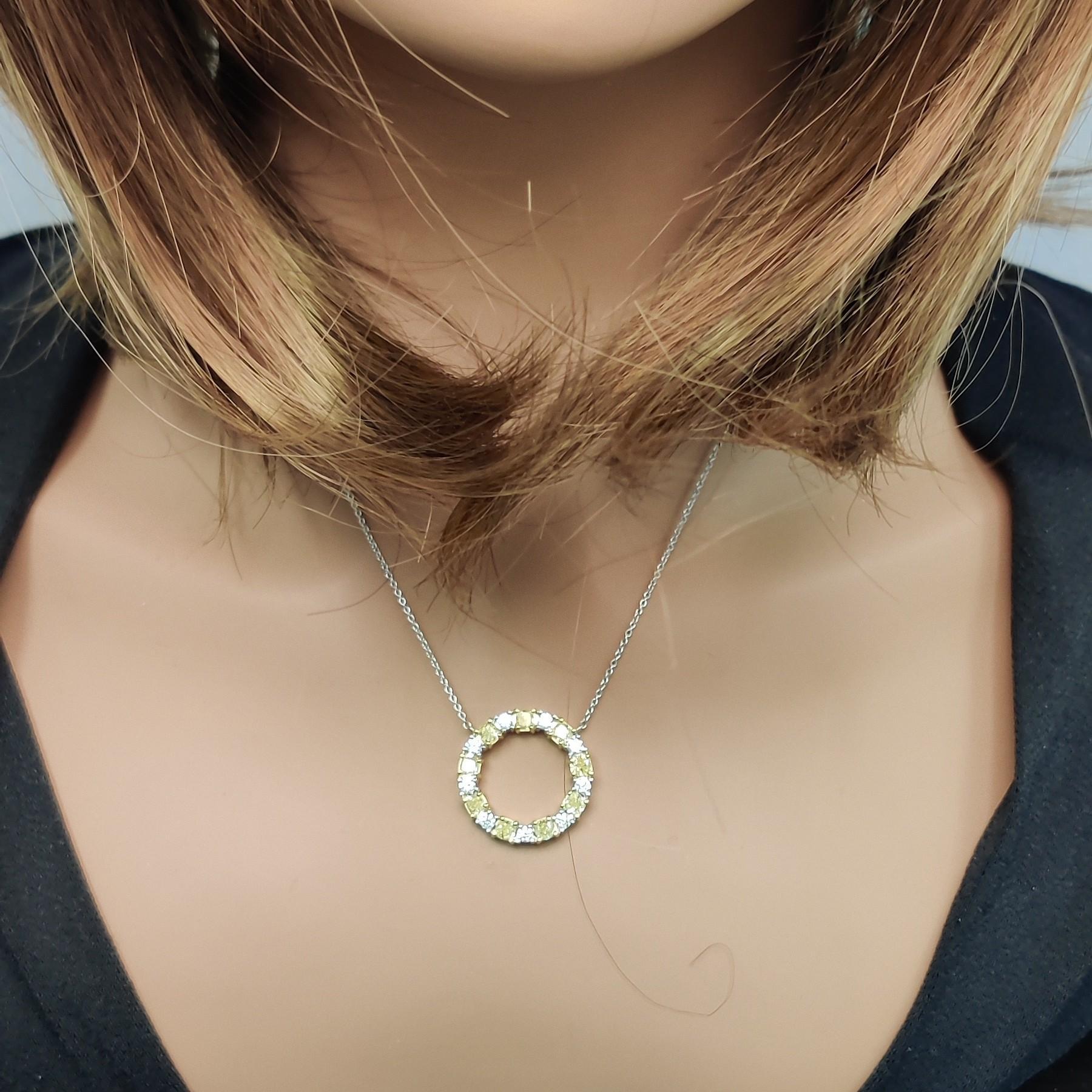 Pendentif en or jaune naturel coussin et diamant blanc 2.25 carat TW Neuf - En vente à New York, NY