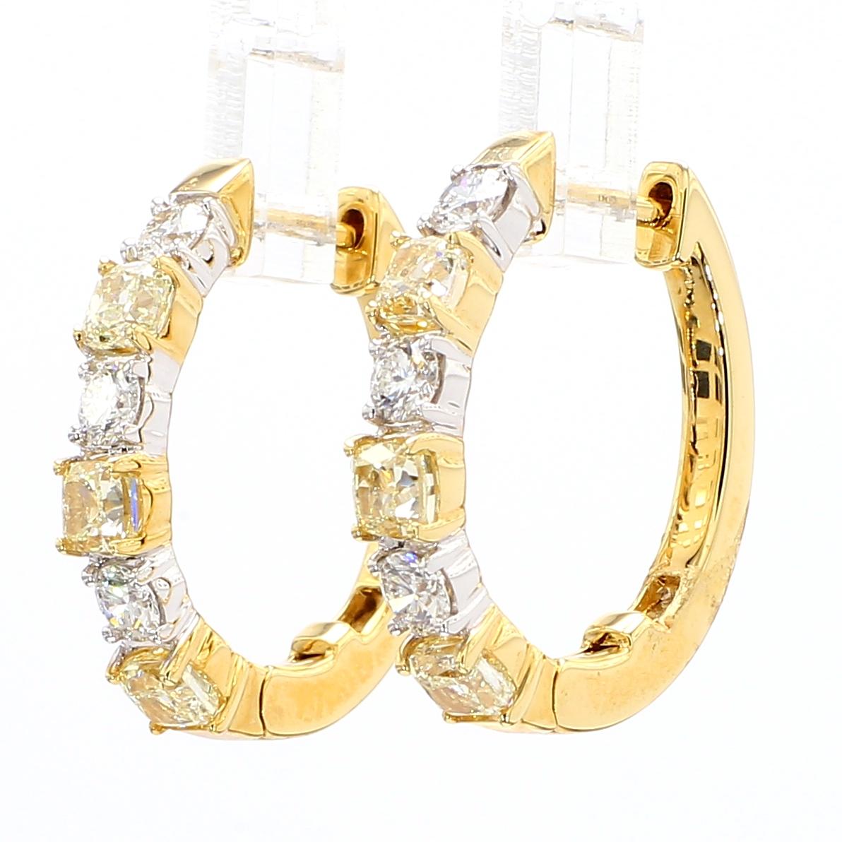 Gli orecchini di diamanti classici di RareGemWorld. Montato in una splendida montatura in oro giallo e bianco 18 carati con diamanti naturali gialli taglio cuscino. I diamanti gialli sono completati da diamanti bianchi naturali rotondi. Questi