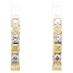 Orecchini a cerchio in oro giallo naturale con cuscino e diamante bianco da 2,36 carati TW