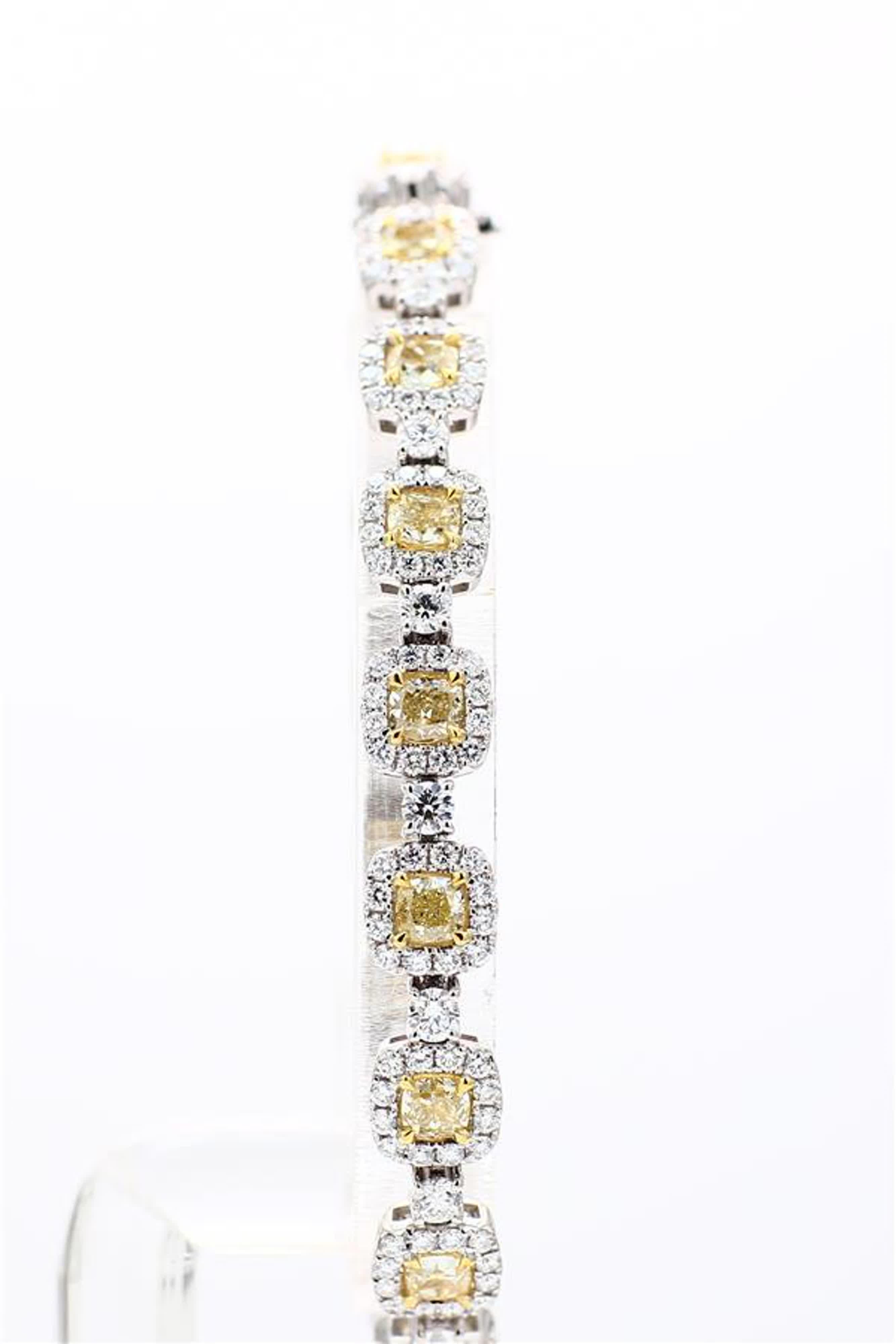 Contemporary Natural Yellow Cushion and White Diamond 9.01 Carat TW Gold Bracelet For Sale