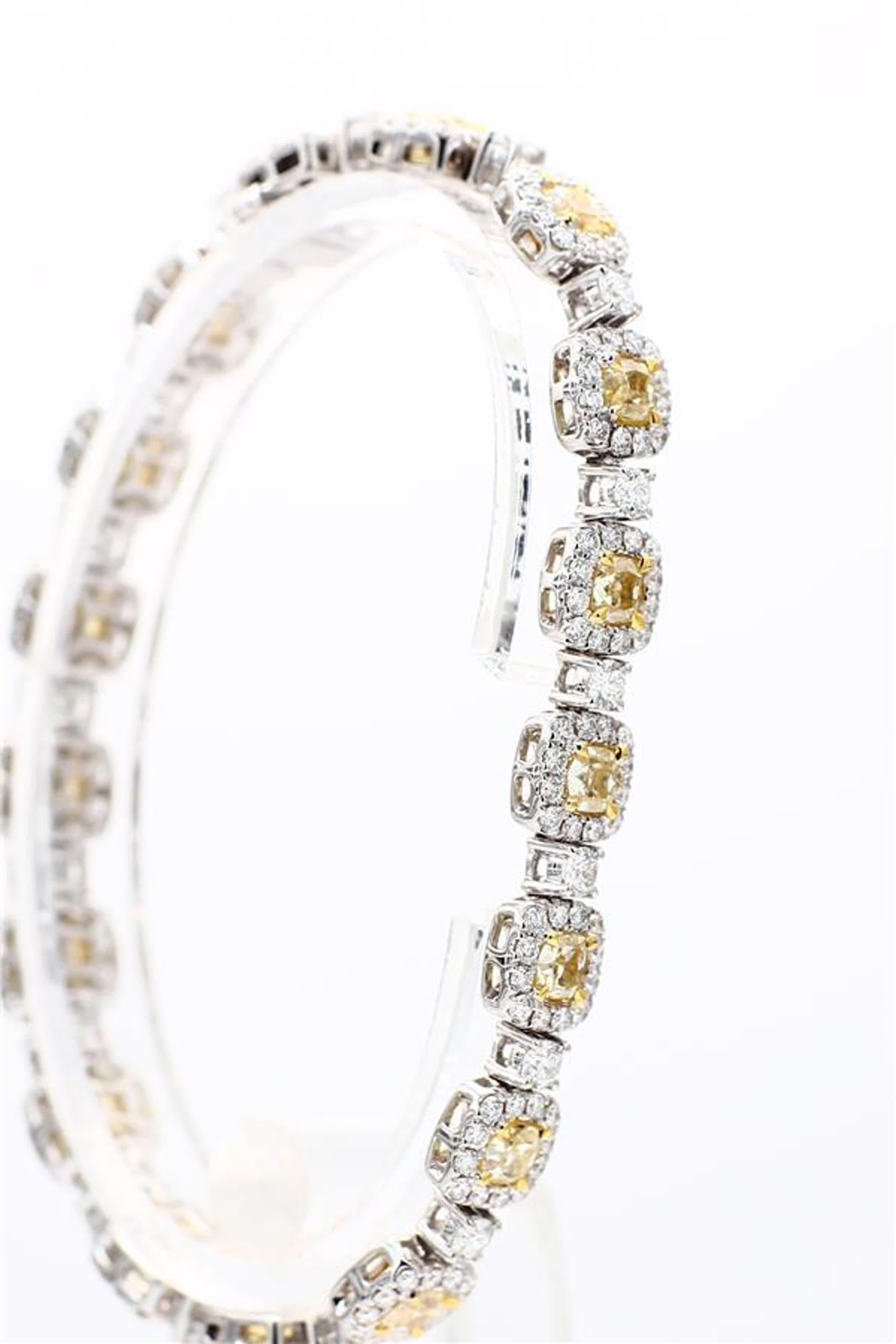 Natural Yellow Cushion and White Diamond 9.01 Carat TW Gold Bracelet In New Condition For Sale In New York, NY