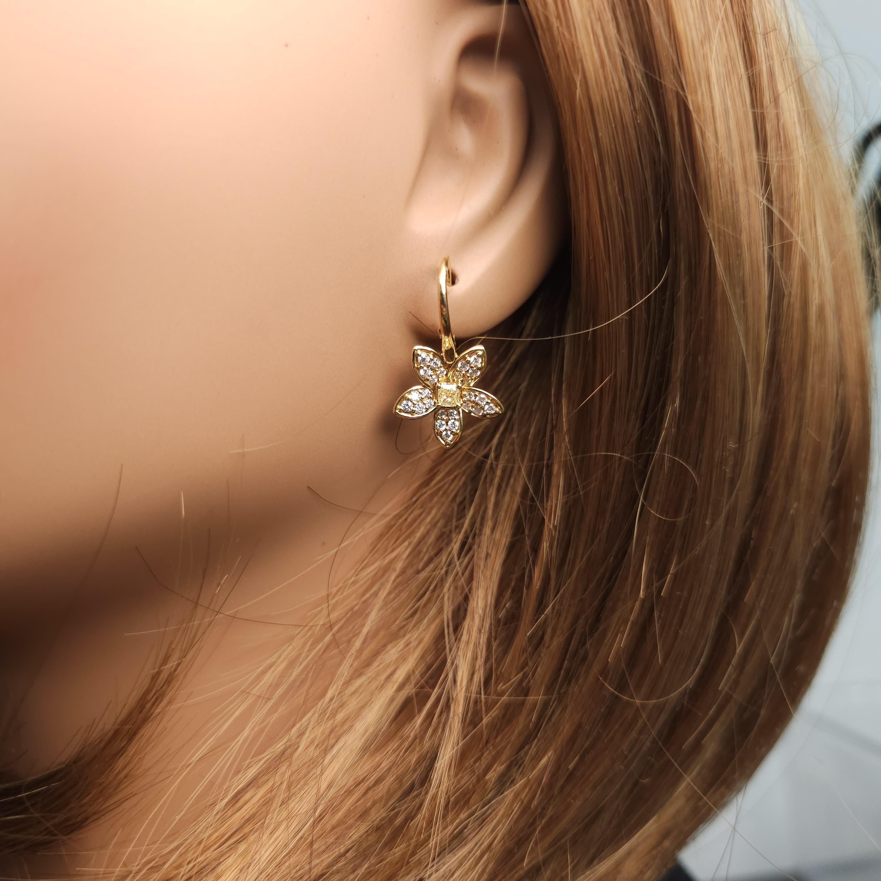 Natural Yellow Cushion and White Diamond .91 Carat TW Yellow Gold Drop Earrings In New Condition For Sale In New York, NY