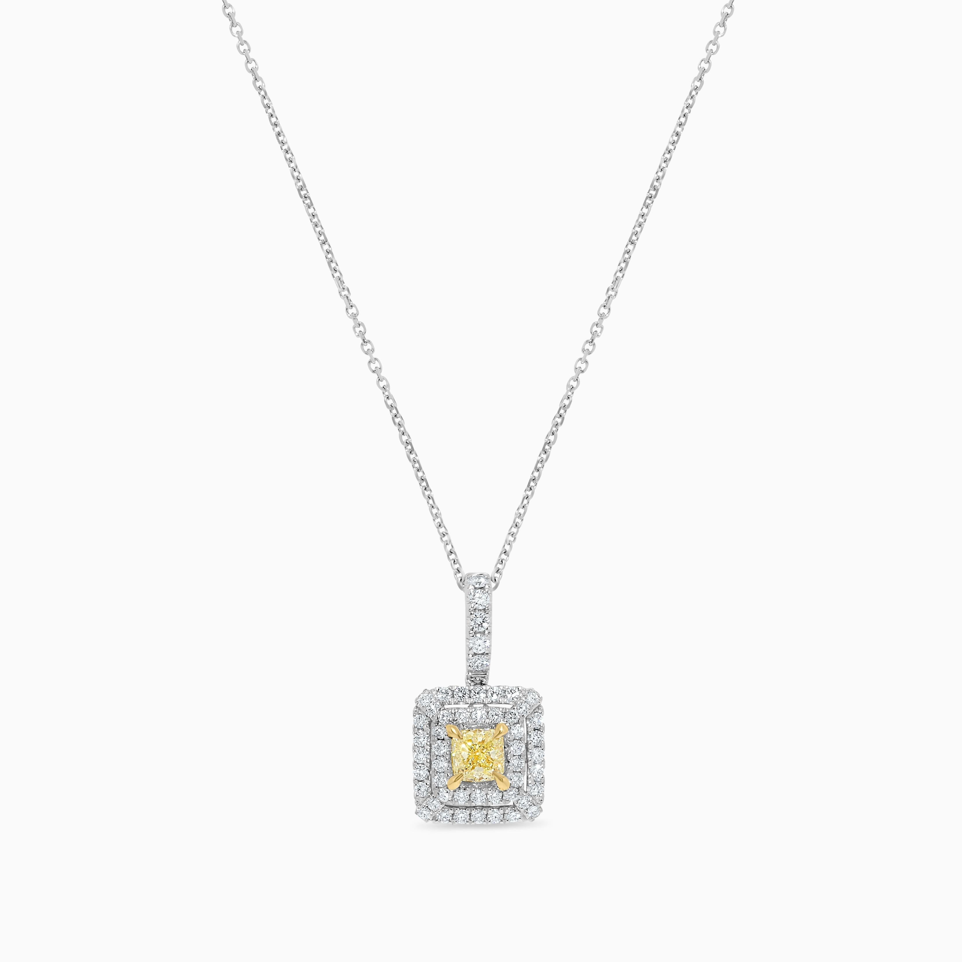 Contemporain Pendentif en or jaune naturel coussin et diamant blanc de .94 carats TW en vente