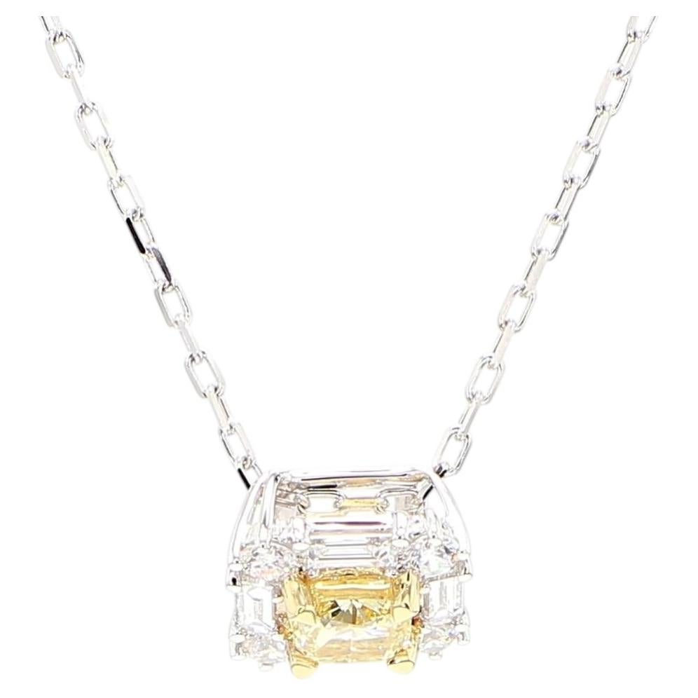 Pendentif en or jaune naturel coussin et diamant blanc de .97 carats TW