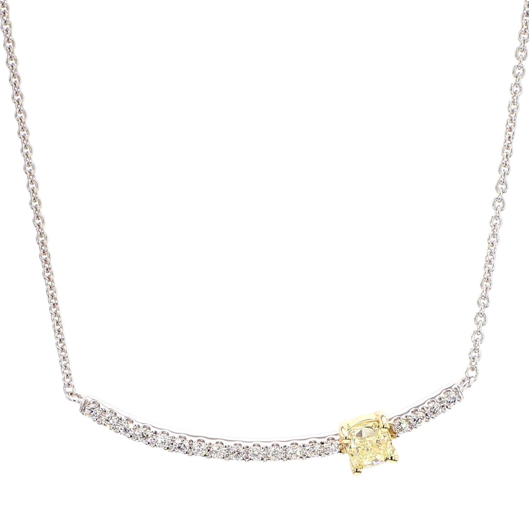 Le magnifique pendentif en diamant de Raregemworld. Monté dans une belle monture en or jaune et blanc 14 carats avec un diamant jaune naturel de taille coussin. Le diamant jaune est entouré de petits diamants blancs ronds naturels en méli-mélo. Ce