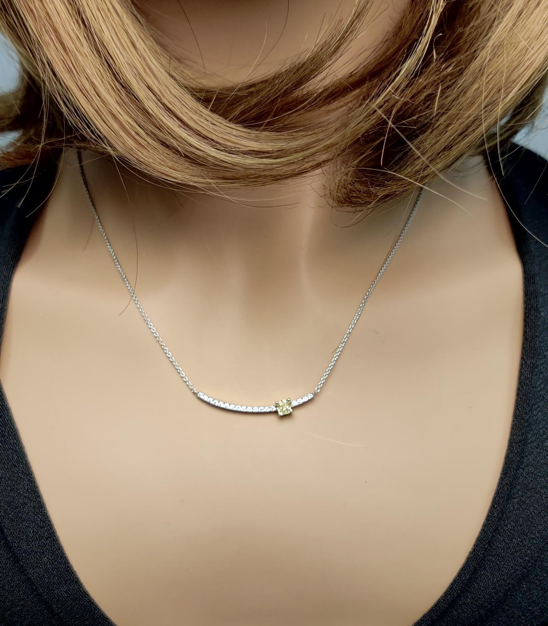 Taille coussin Collier goutte en or jaune naturel taille coussin de 0.33 carat poids total en vente