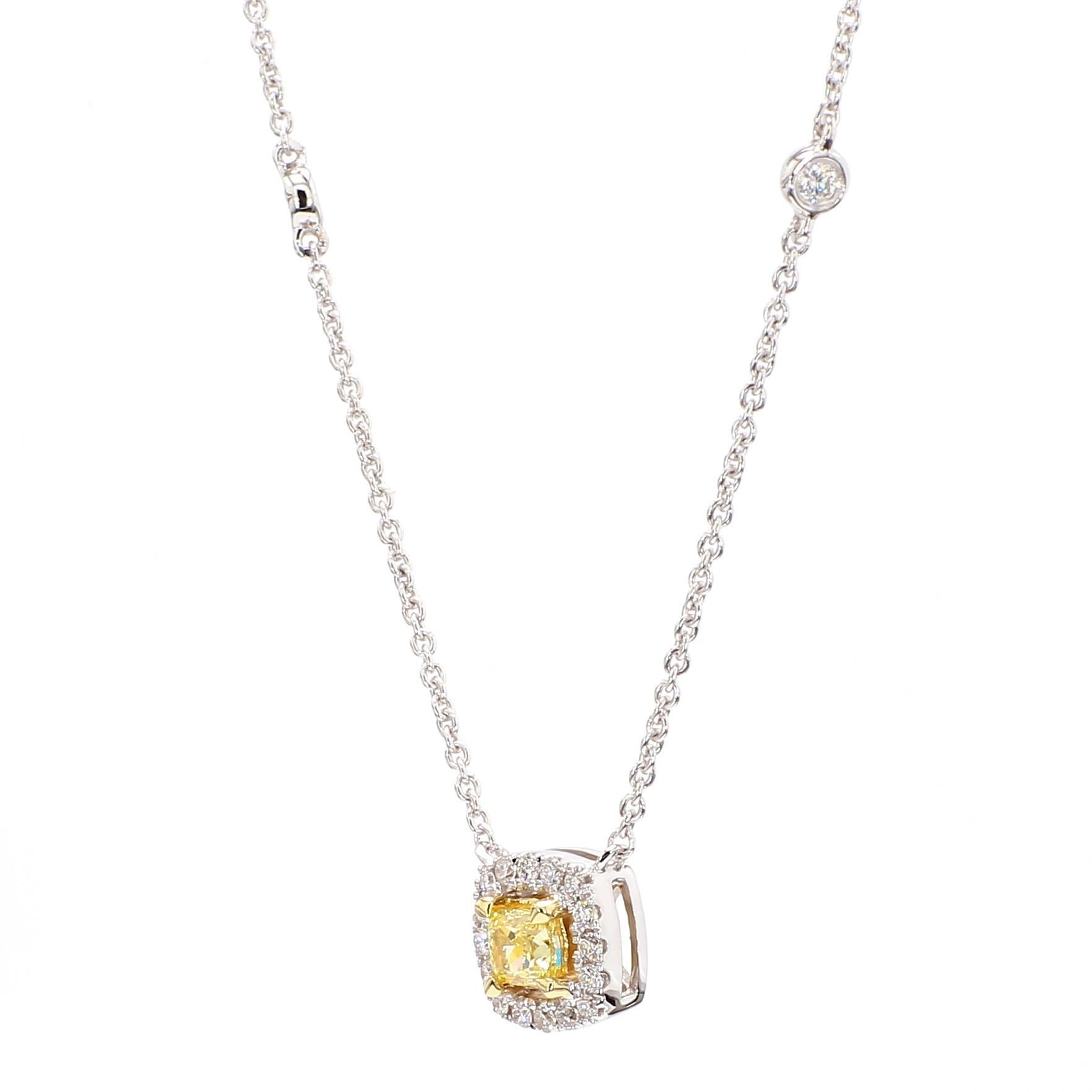 Le magnifique pendentif en diamant de Raregemworld. Monté dans une belle monture en or jaune et blanc 18 carats avec un diamant jaune naturel de taille coussin. Le diamant jaune est entouré de petits diamants blancs ronds naturels en méli-mélo. Ce