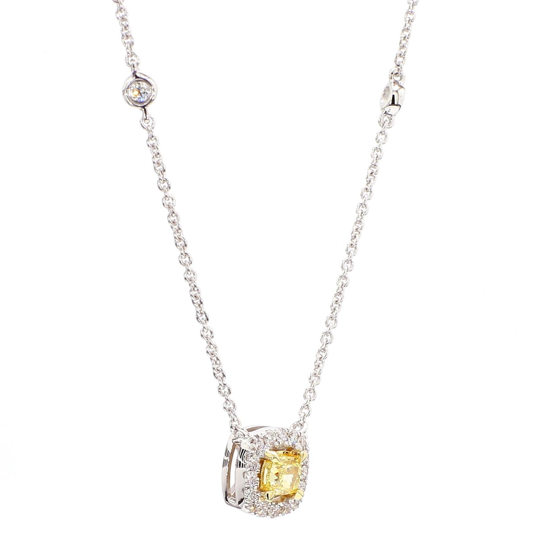 Taille coussin Collier goutte en or jaune naturel taille coussin de 0.43 carat poids total en vente